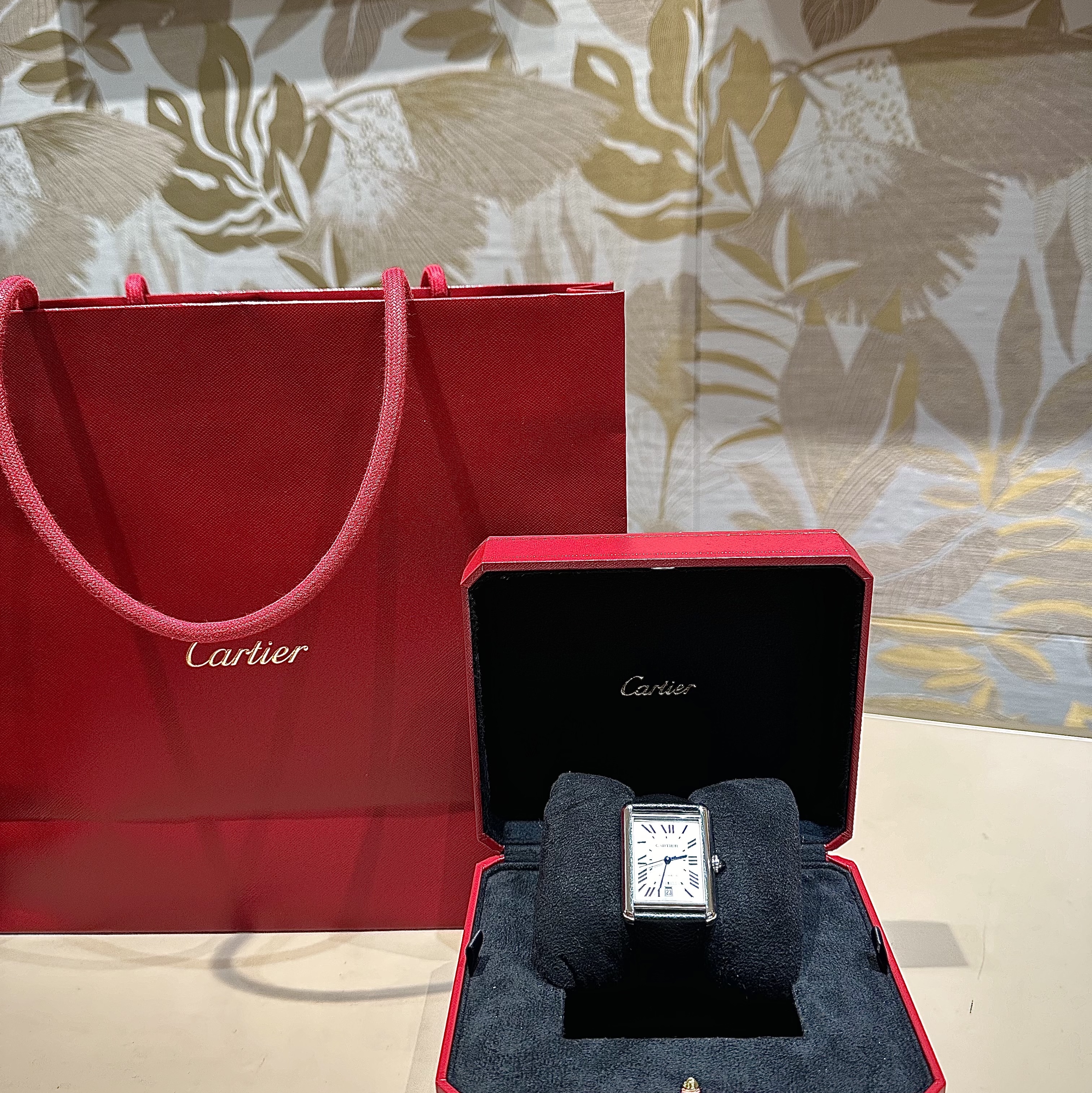 Cartier Tank Must Watch Extra Large Automatic Steel Calfskin Black, Cartier Tank Must Watch Extra Large Automatic Steel Bracelet Steel 착용 스타일 - 2
