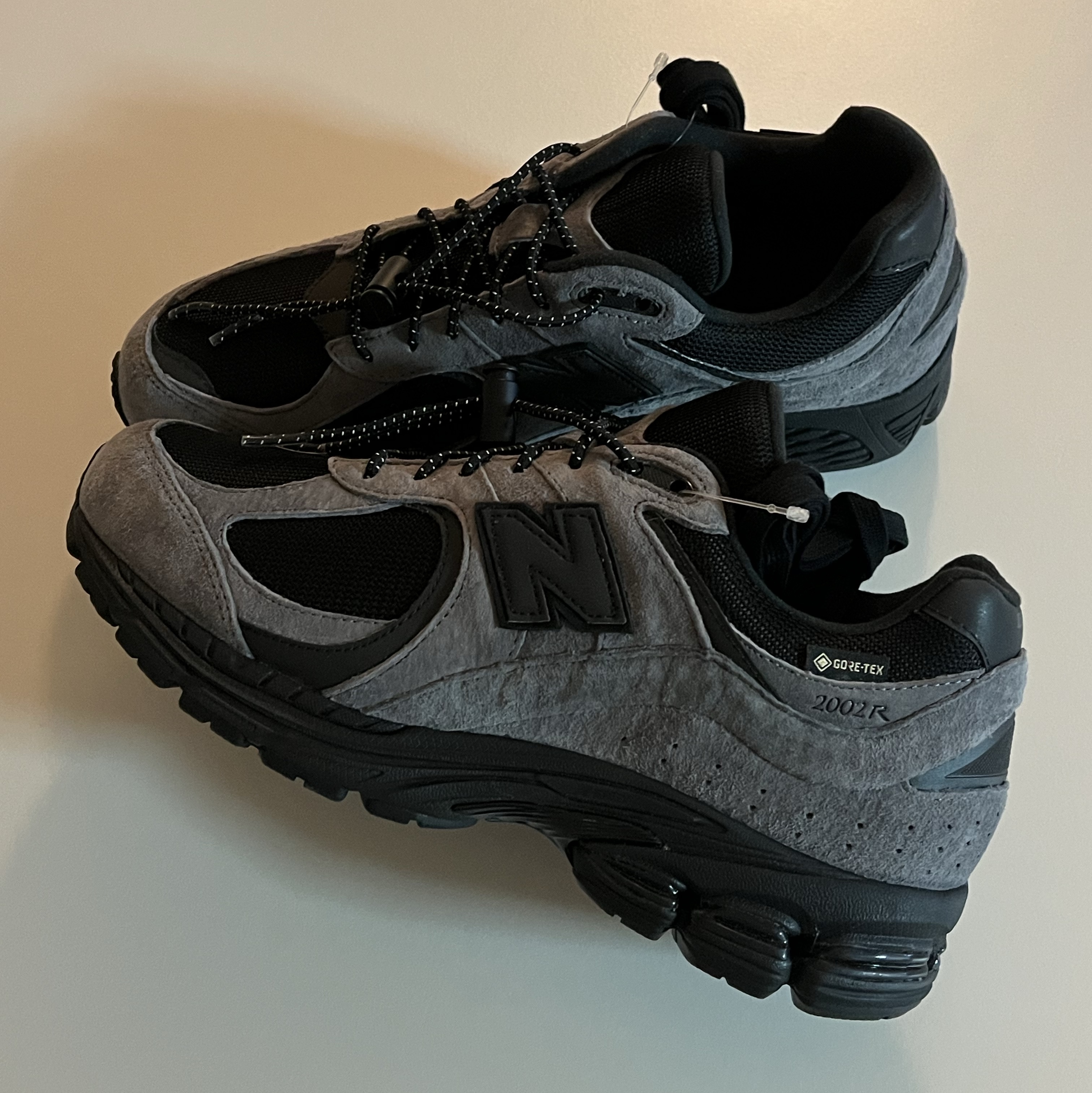 New Balance x JJJJound 2002R Gore-Tex Charcoal 착용 스타일