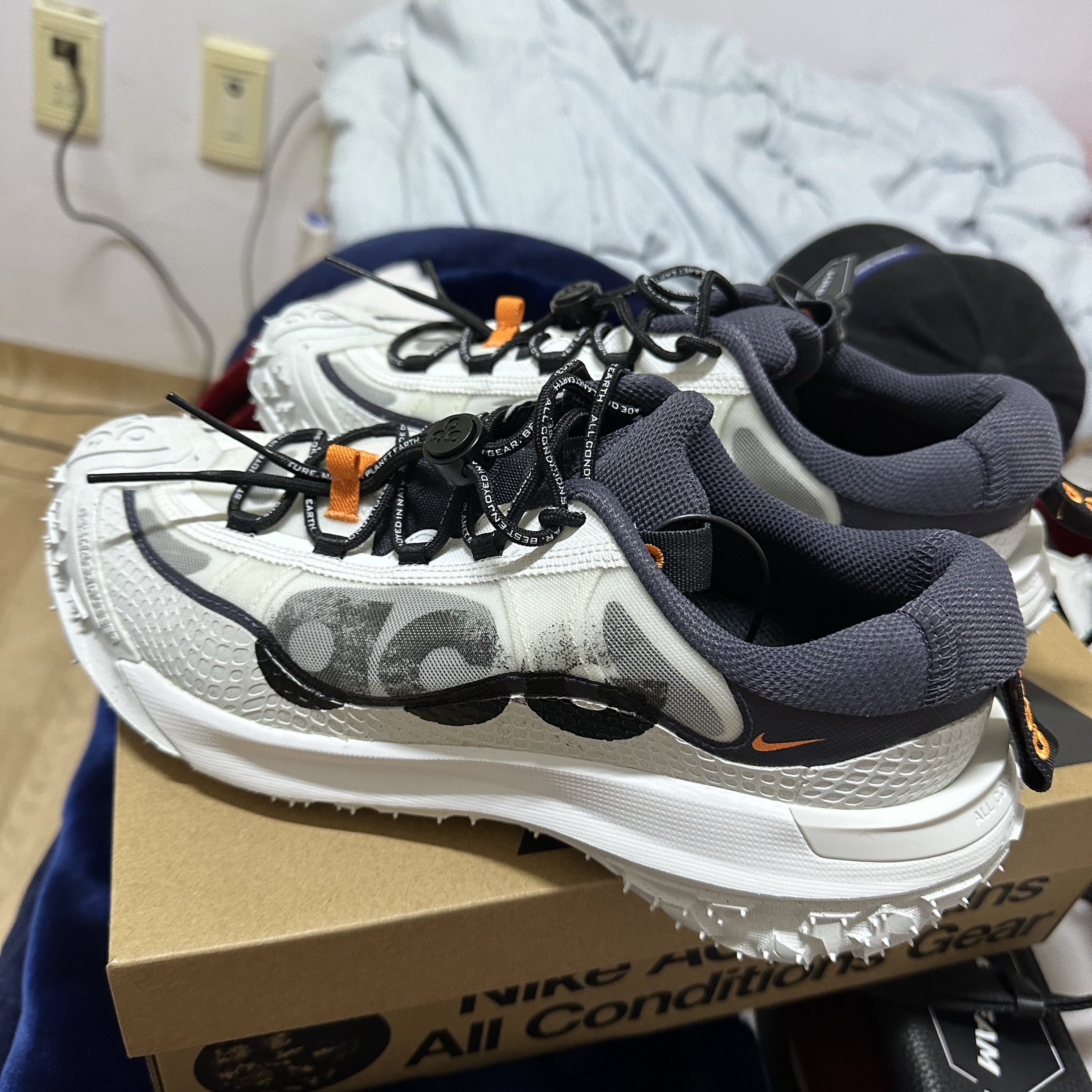 Nike ACG Mountain Fly 2 Low Summit White and Bright Mandarin 착용 스타일 - 2