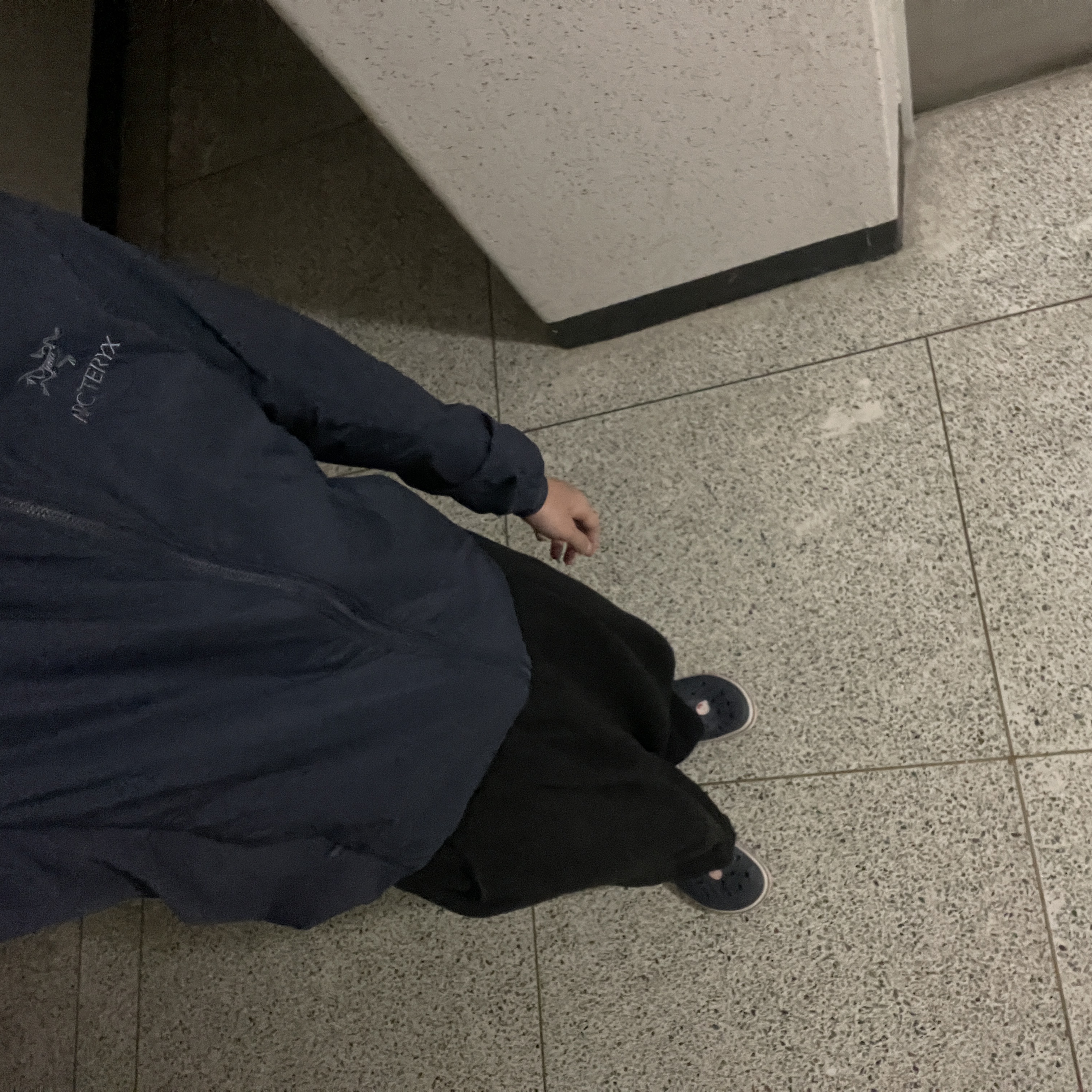 Arc'teryx Atom Hoody Black Sapphire, Crocs Bayaband Clog Navy Pepper 착용 스타일