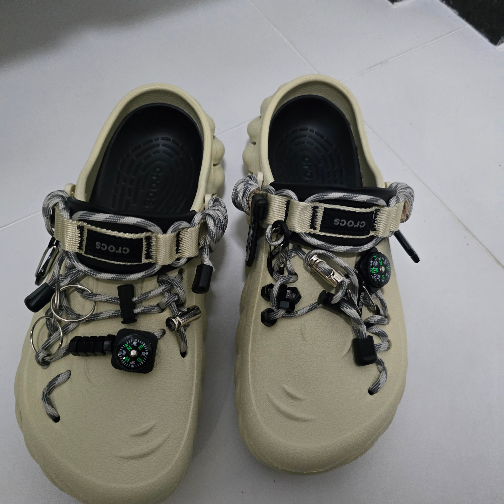 Crocs Echo Clog Bone Black 착용 스타일