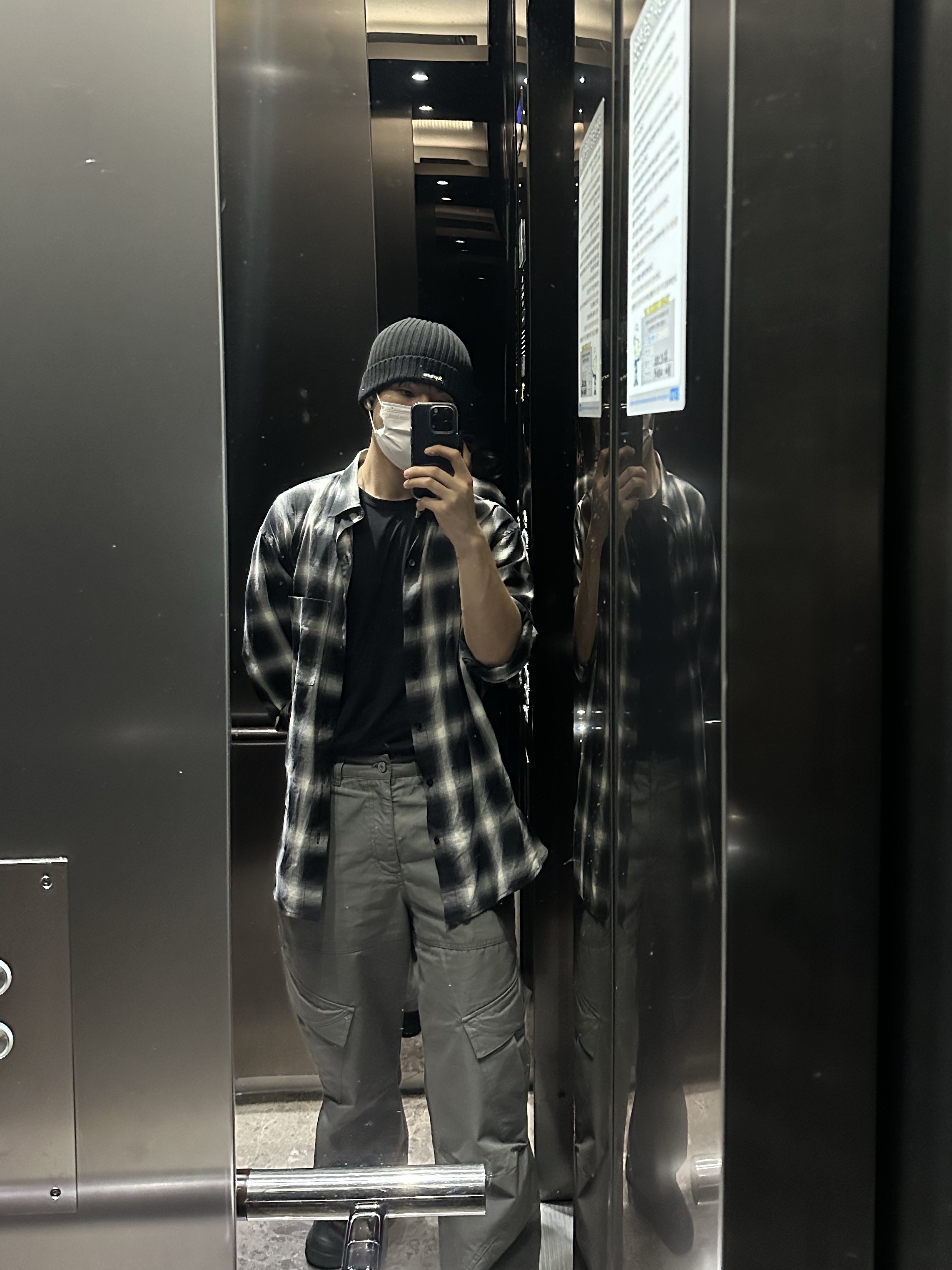 Supreme Overdyed Beanie Black 착용 스타일 - 2