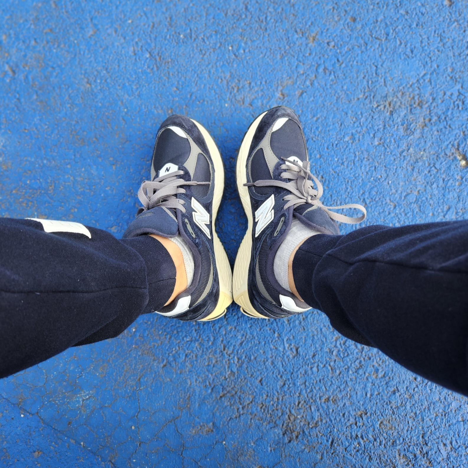 New Balance 2002R Eclipse Castlerock 착용 스타일