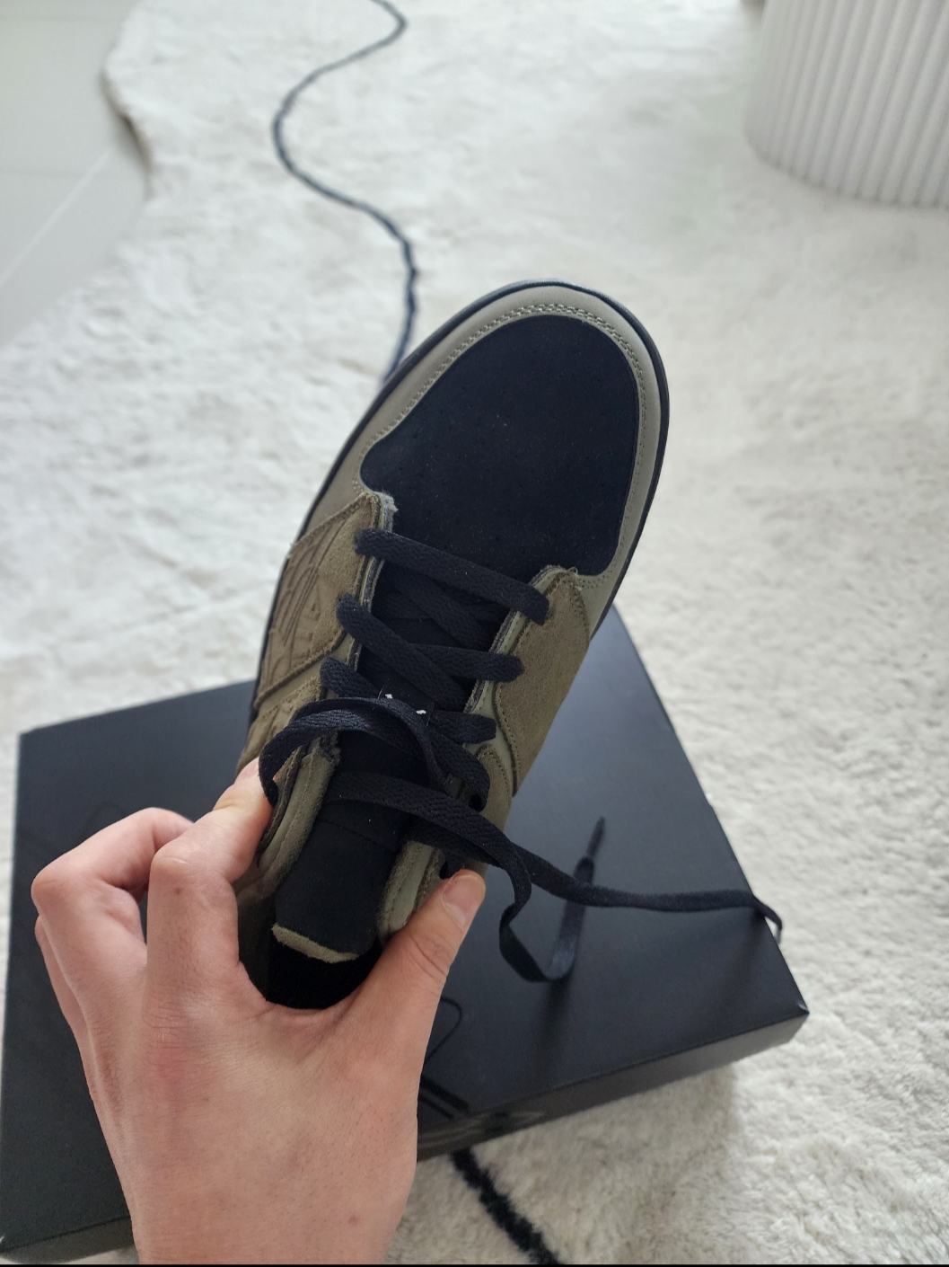 Jordan Nu Retro 1 Low Medium Olive Light Bone 착용 스타일 - 2