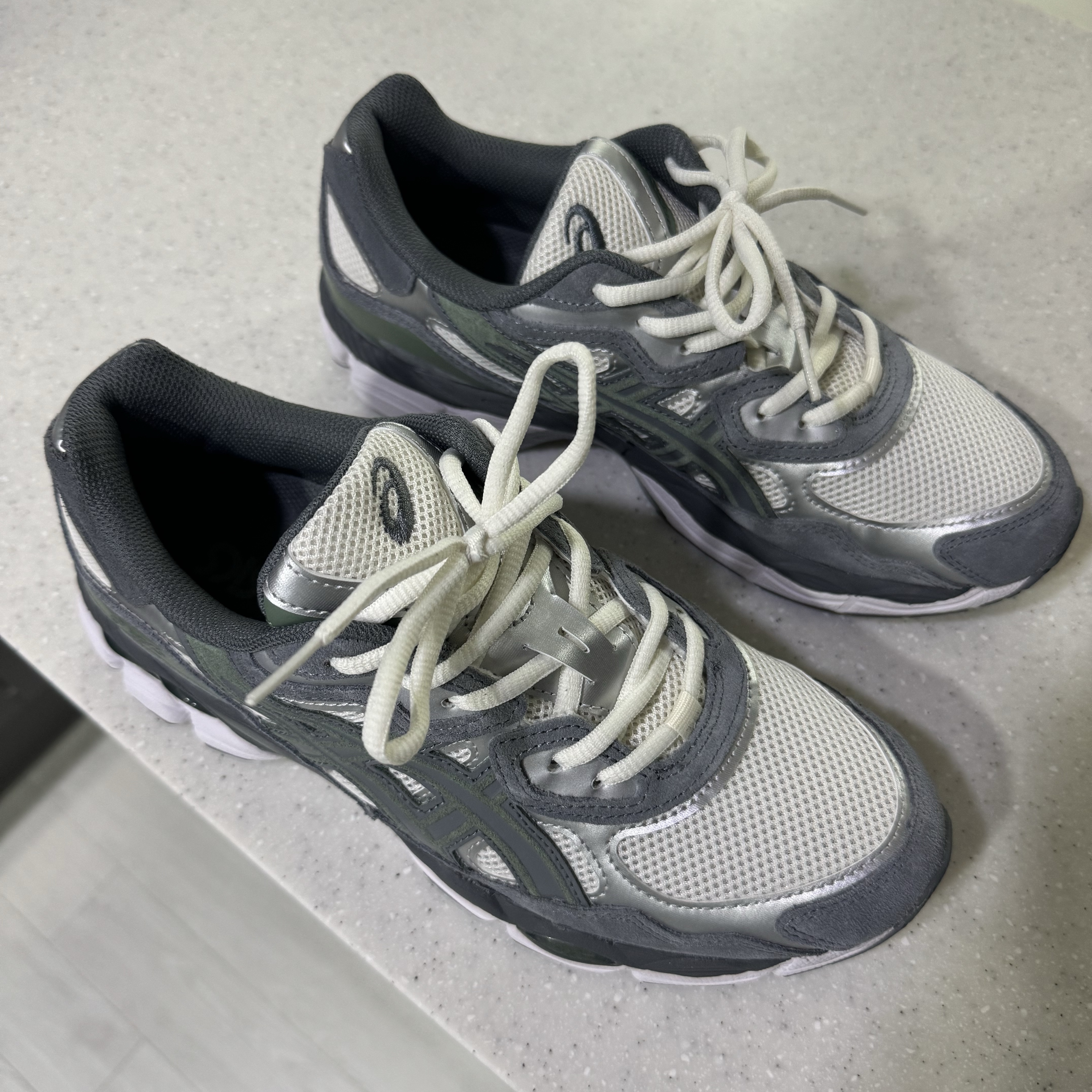 Asics Gel-NYC Cream Steel Grey 착용 스타일 - 2