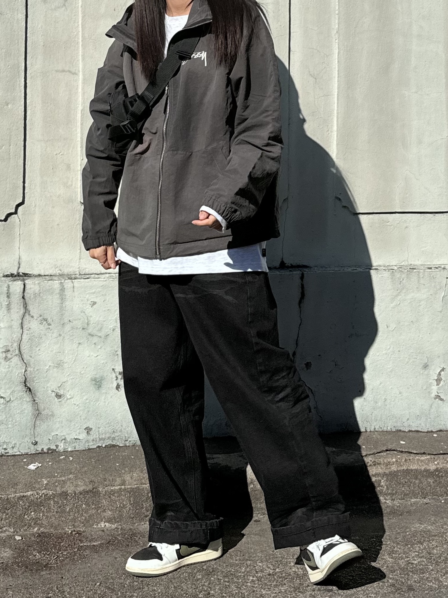 Stussy Wave Dye Beach Shell Jacket Black, (W) Jordan 1 x Travis Scott Retro Low OG SP Medium Olive 착용 스타일 - 2