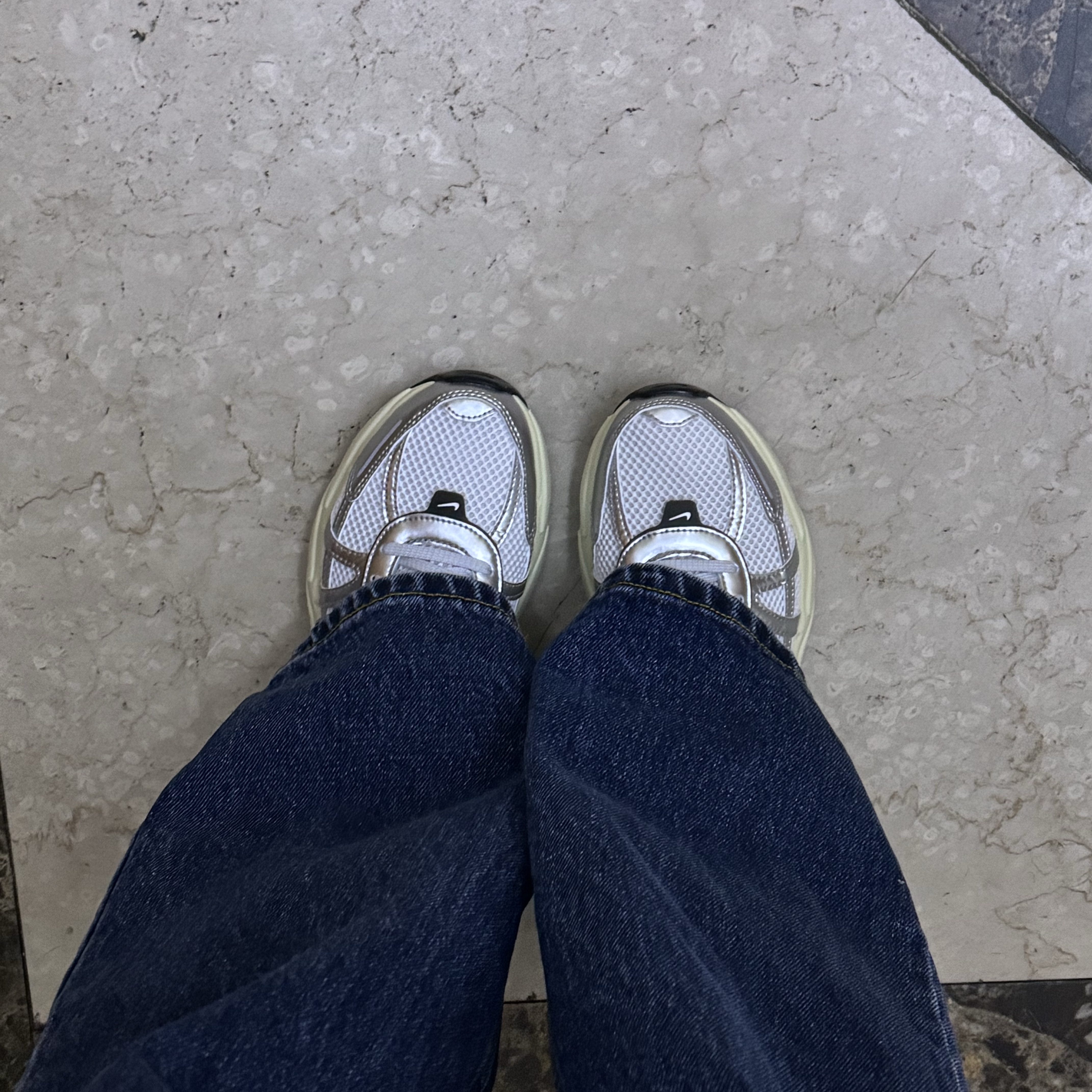 Nike V2K Run Summit White Metallic Silver 착용 스타일
