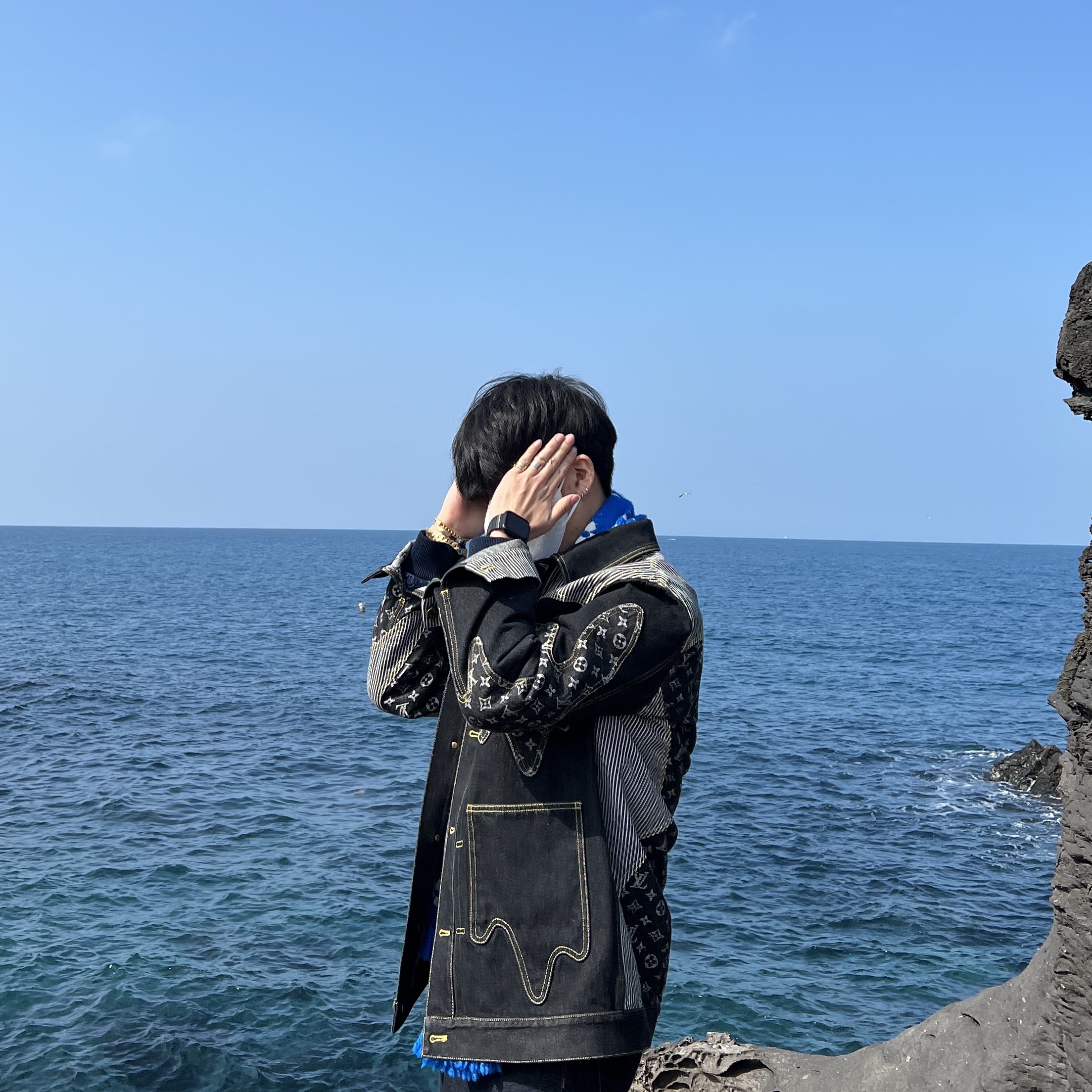 Louis Vuitton x Nigo Crazy Denim Workwear Jacket Black, Louis Vuitton Monogram Vivienne Muffler Navy 착용 스타일