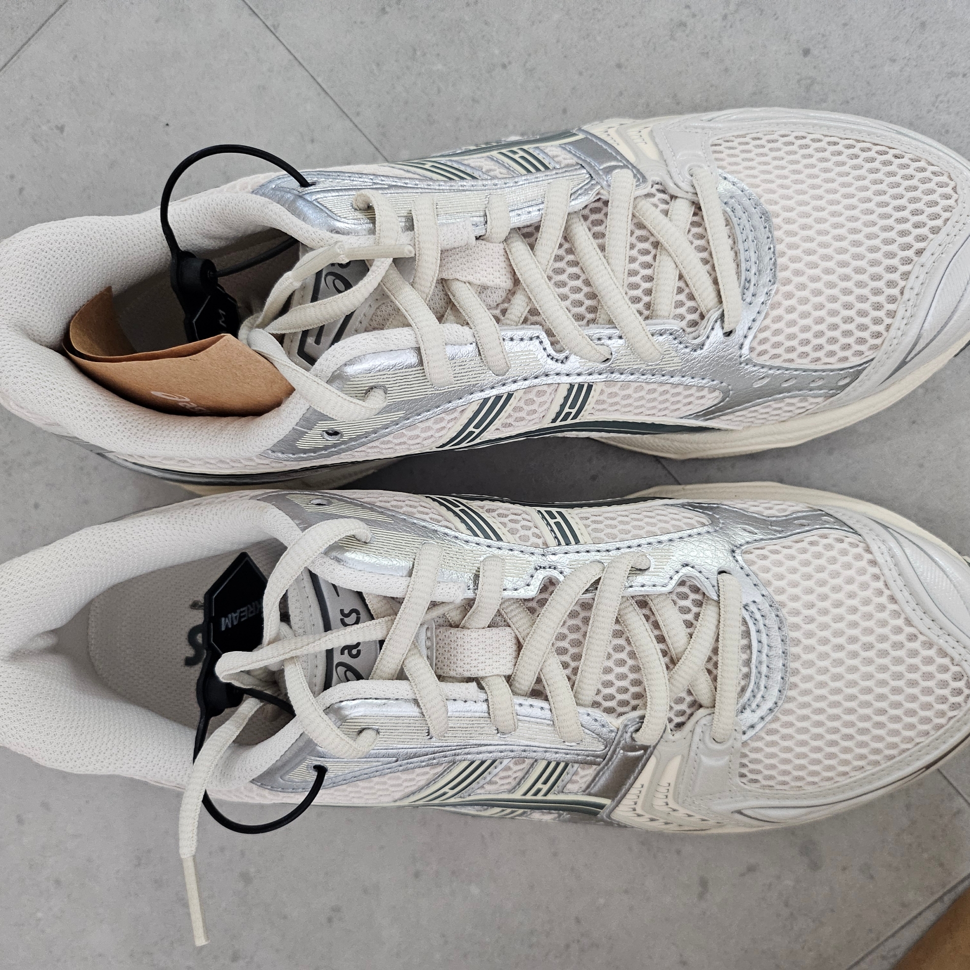 Asics Gel-Kayano 14 Birch Dark Pewter 착용 스타일 - 2
