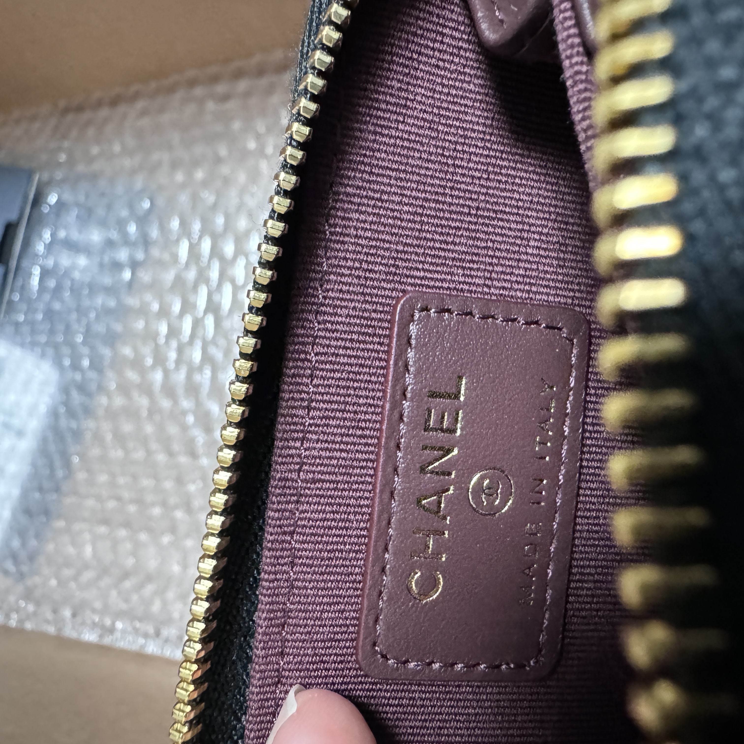 Chanel Classic Zipped Coin Purse Grained Calfskin & Gold Black 착용 스타일 - 1