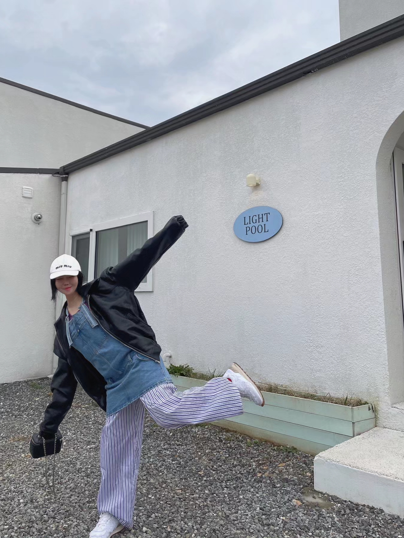 (W) New Balance x Miu Miu 574 Denim White, Chanel Vanity With Chain Lambskin & Gold Black 착용 스타일 - 3