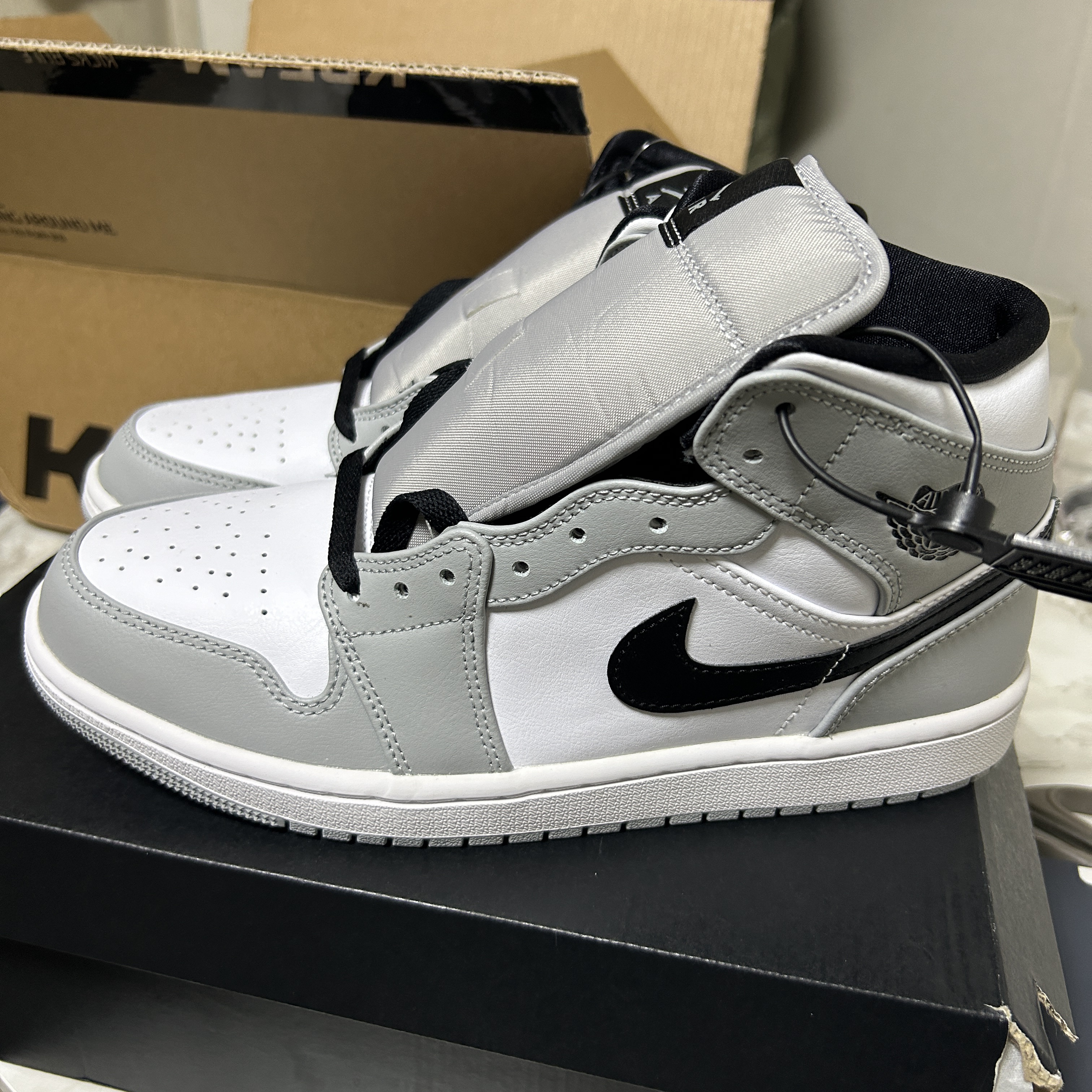 Jordan 1 Mid Light Smoke Grey 착용 스타일