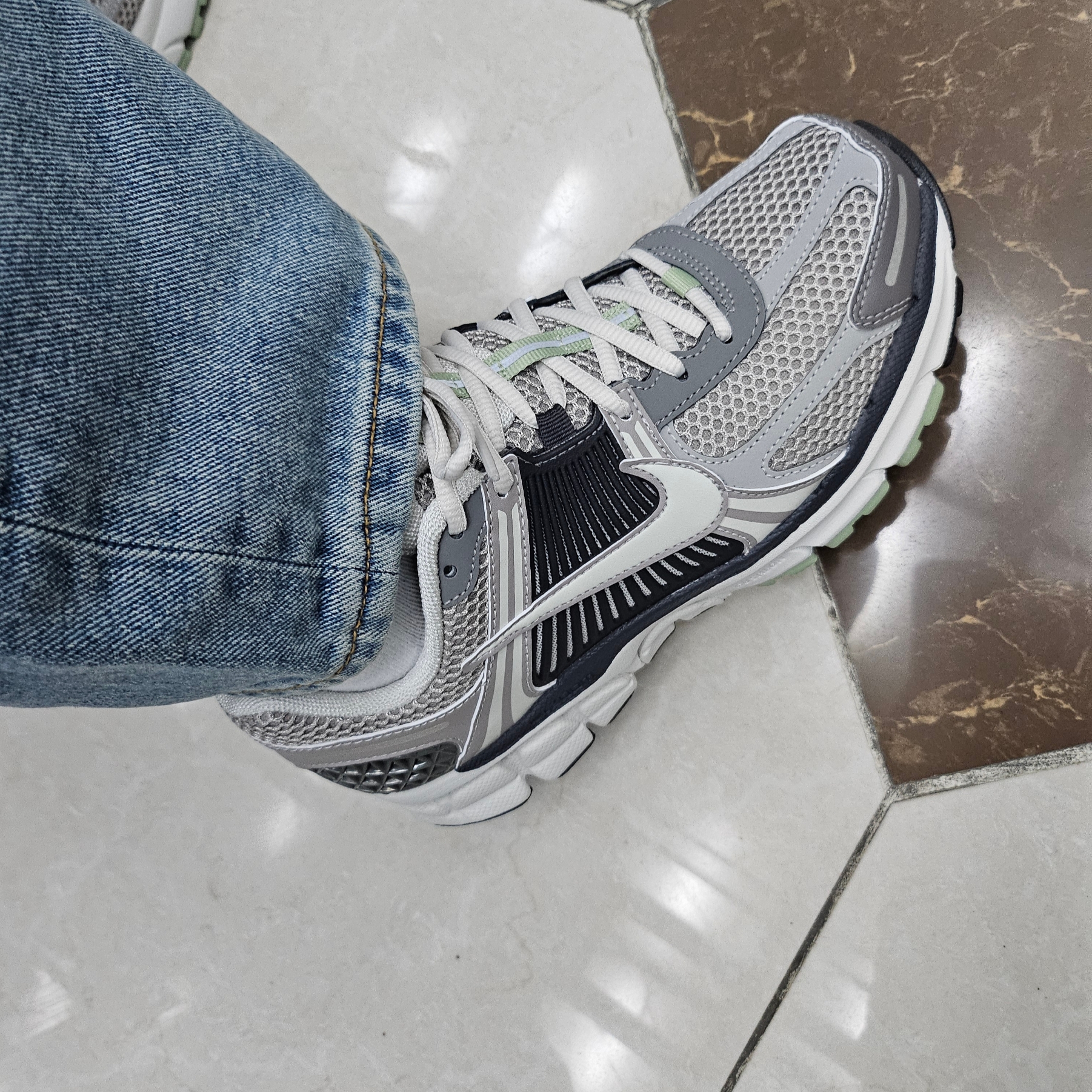 (W) Nike Zoom Vomero 5 Cobblestone and Flat Pewter 착용 스타일 - 3