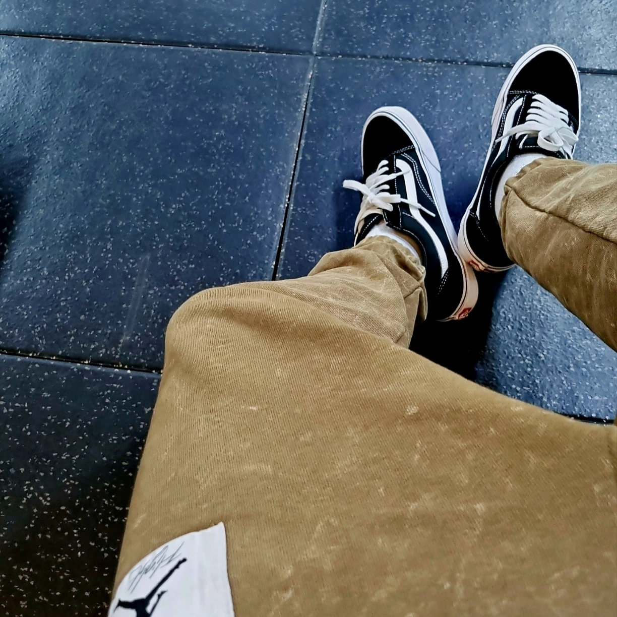 Vans Vault OG Old Skool LX Black, Jordan Essential Statement Fleece Pants Light Olive - Asia 착용 스타일 - 3