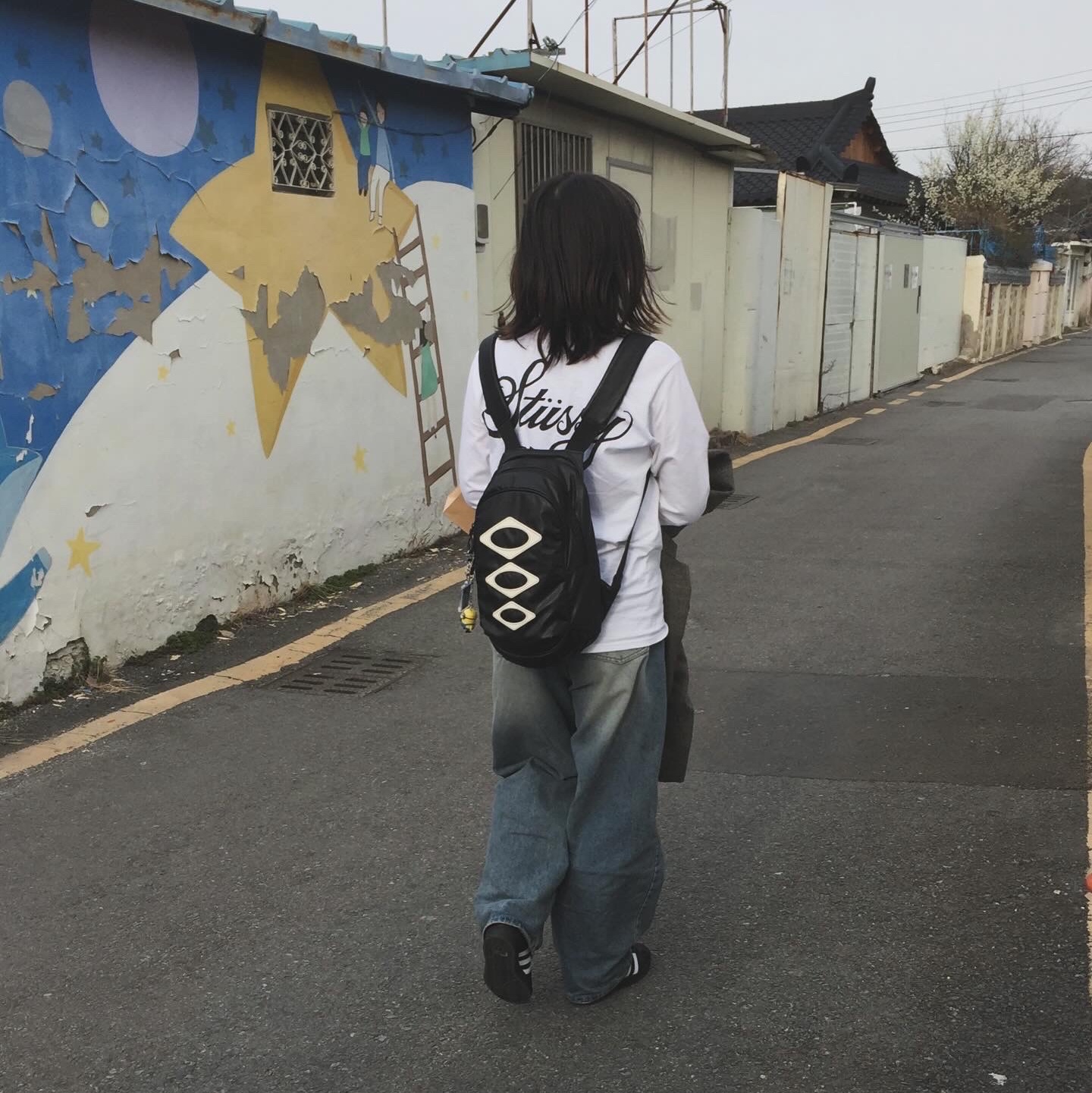 Stussy World Tour LS T-Shirt White 2023, (J) Adidas Superstar Black White 착용 스타일 - 2
