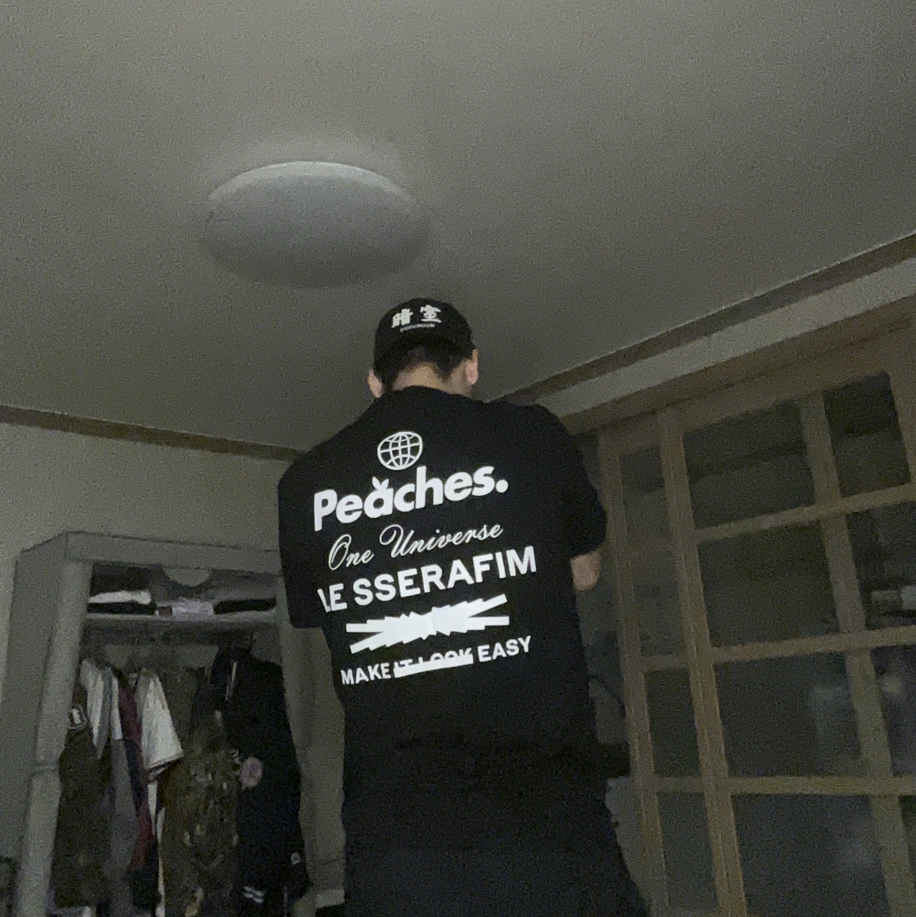 LE SSERAFIM x Peaches. Staple S/S T-Shirt Black, Darkr8m Studio x New Era Fitted Cap Black 착용 스타일 - 2