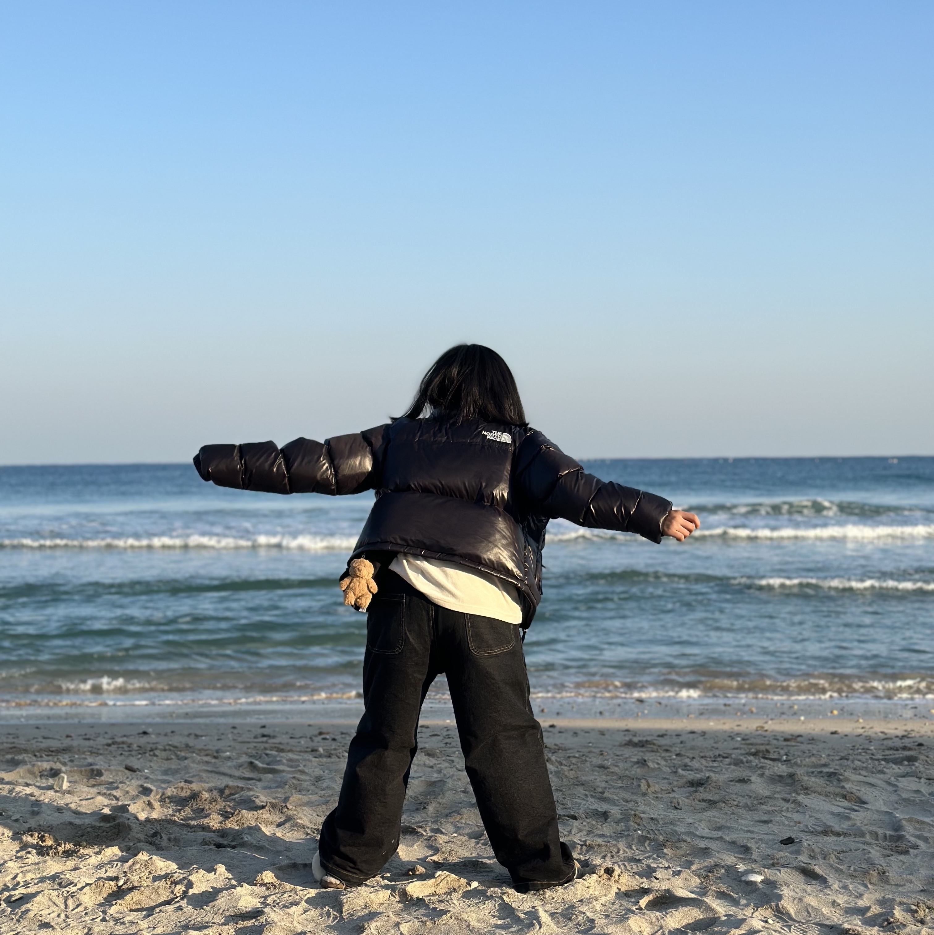 (W) The North Face Nuptse Short Jacket Black, Jellycat Bartholomew Bear Bag Charm Brown 착용 스타일 - 2