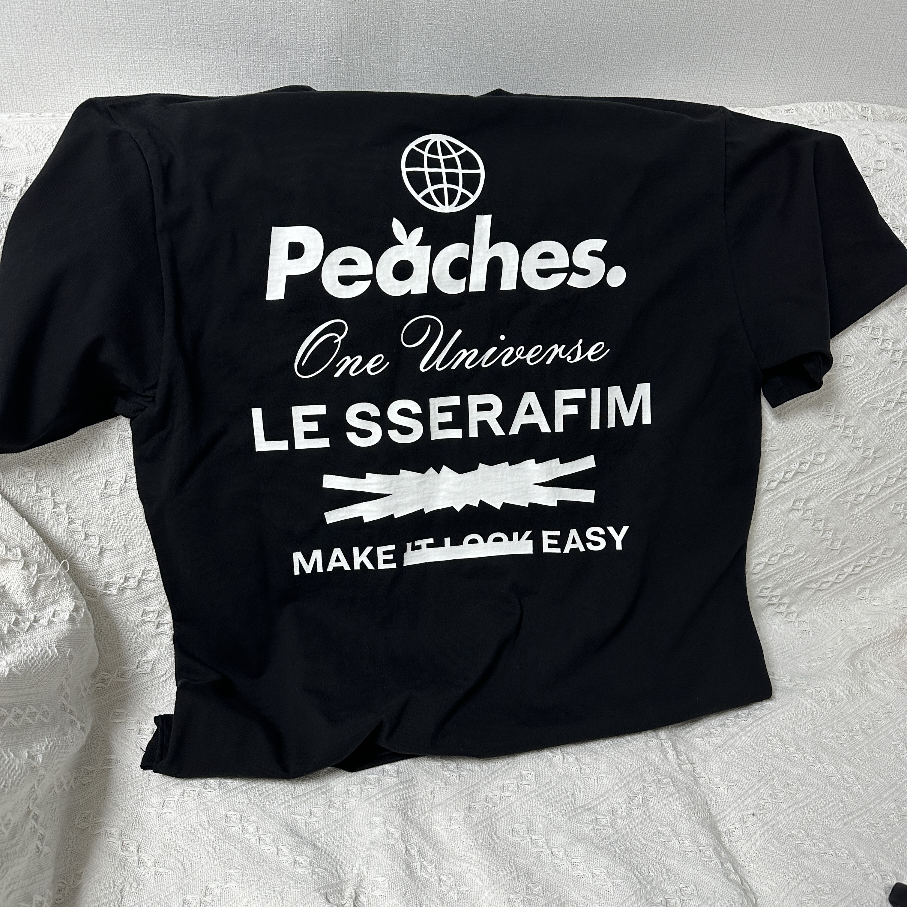 LE SSERAFIM x Peaches. Staple S/S T-Shirt Black 착용 스타일