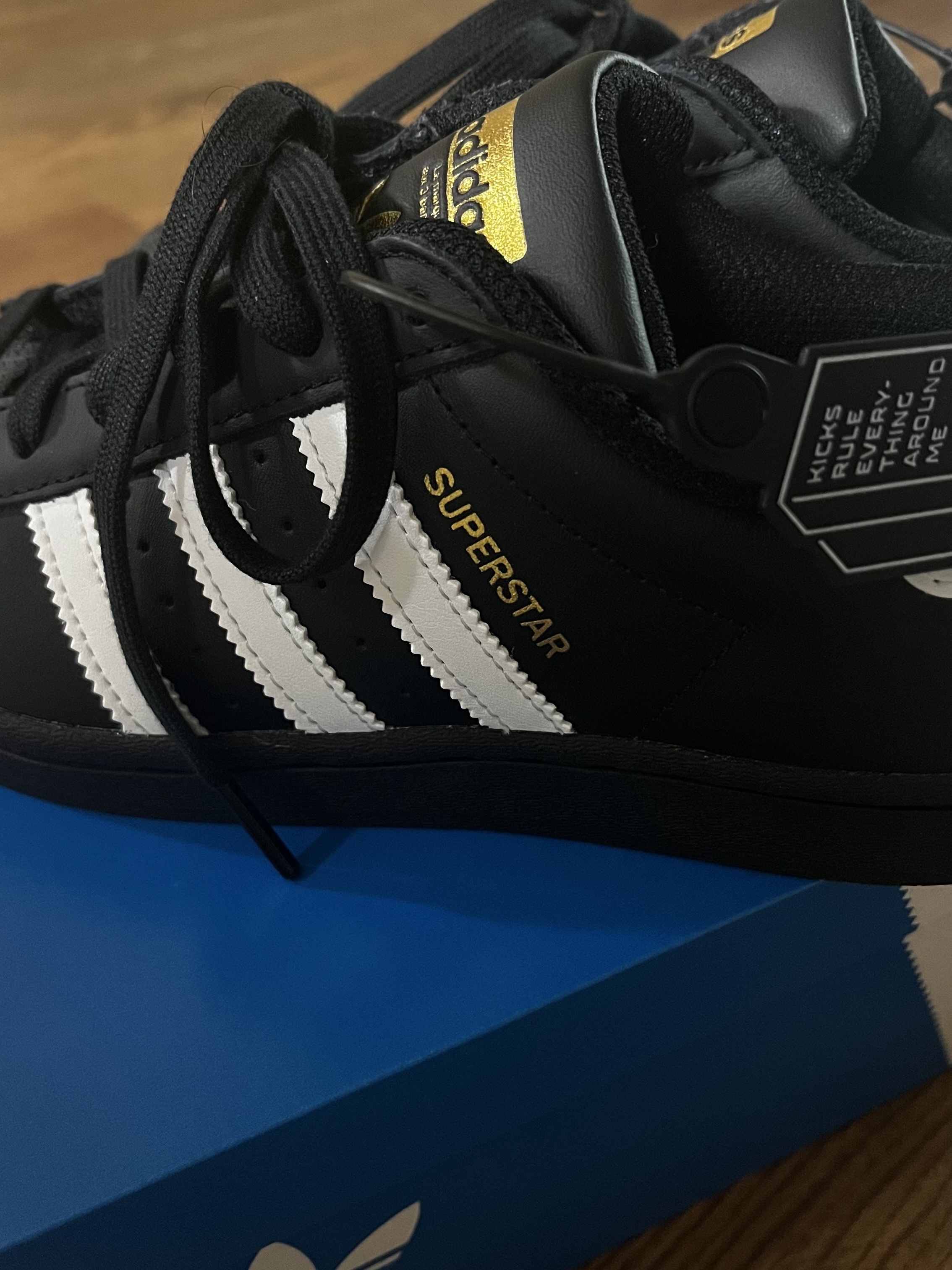 Adidas Superstar Core Black White 착용 스타일 - 3