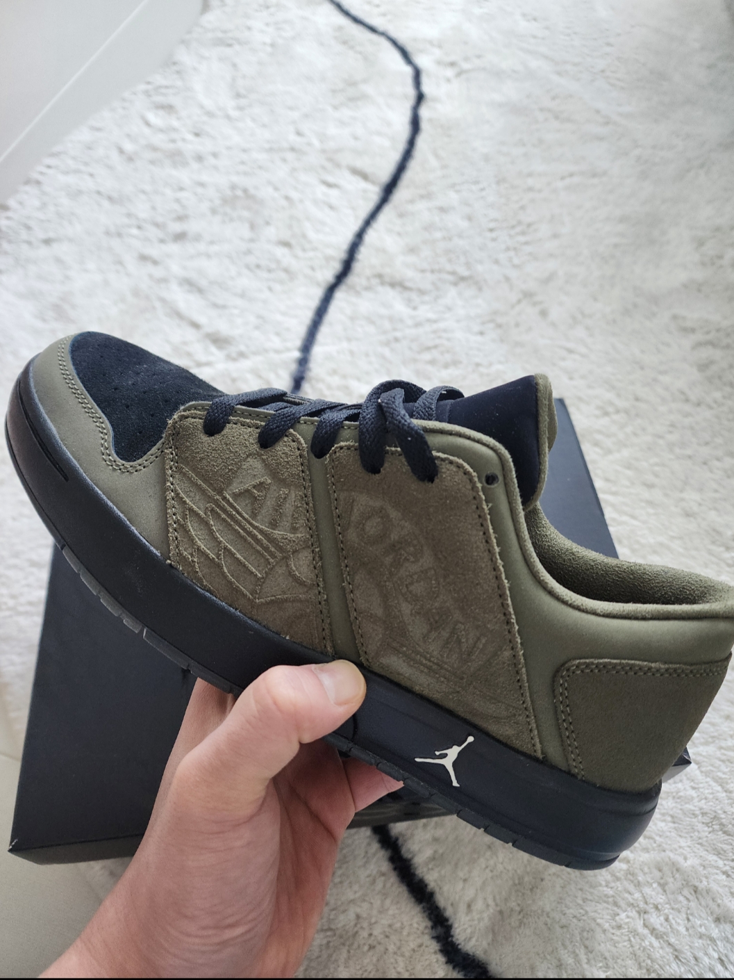 Jordan Nu Retro 1 Low Medium Olive Light Bone 착용 스타일 - 1