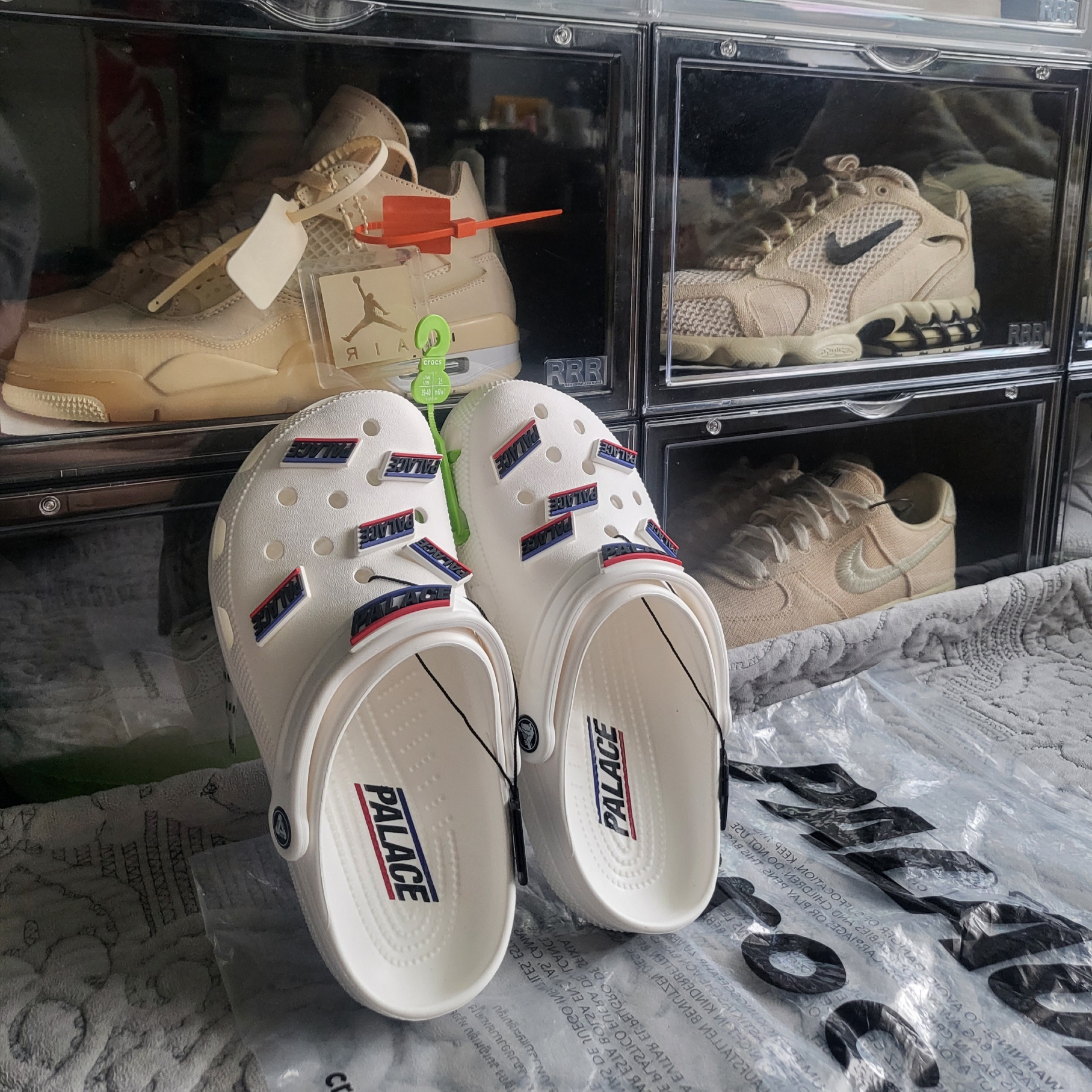 Crocs x Palace Classic Clog White, (W) Jordan 4 x Off-White Retro SP Sail 착용 스타일 - 1