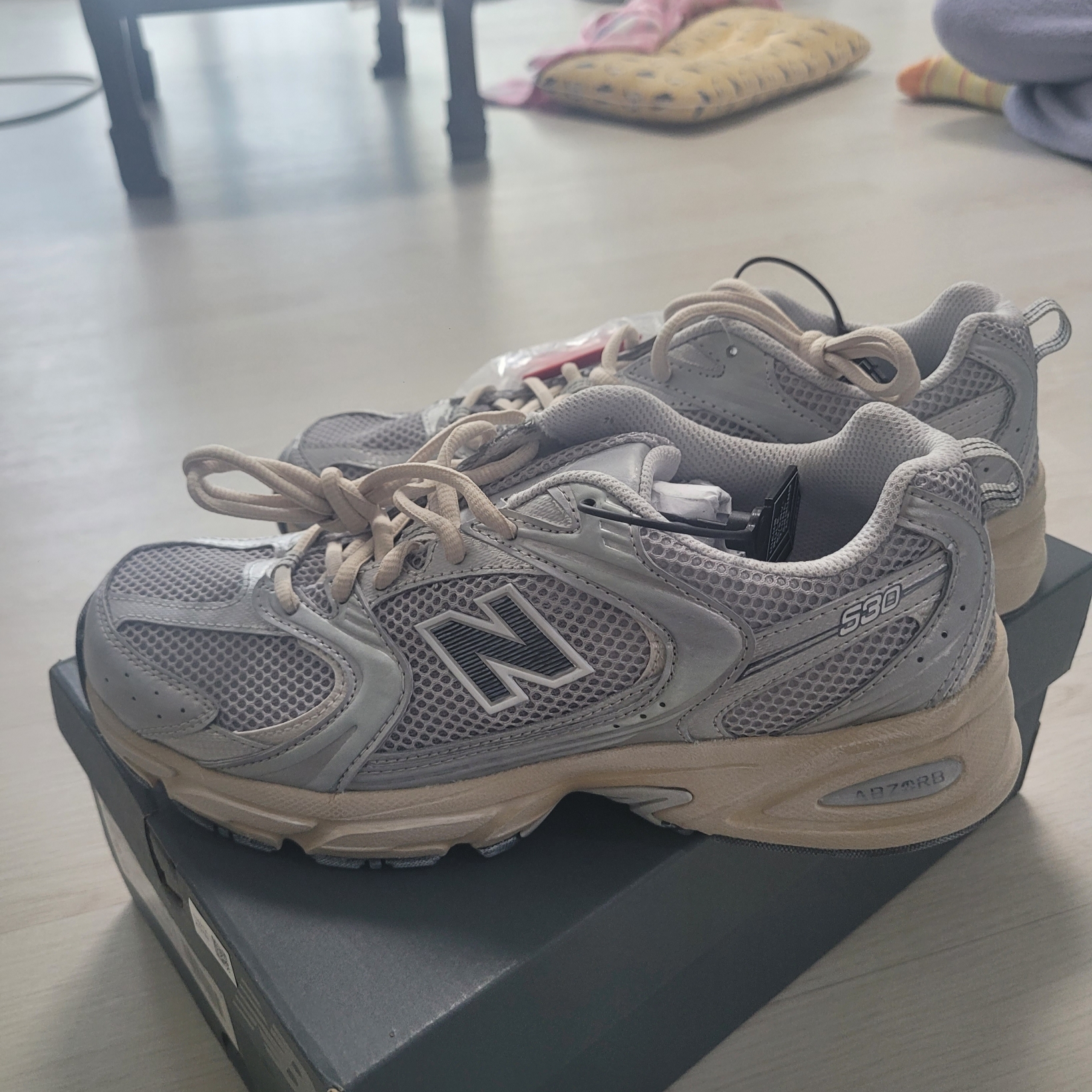 New Balance 530 Vintage Metallic Silver 착용 스타일
