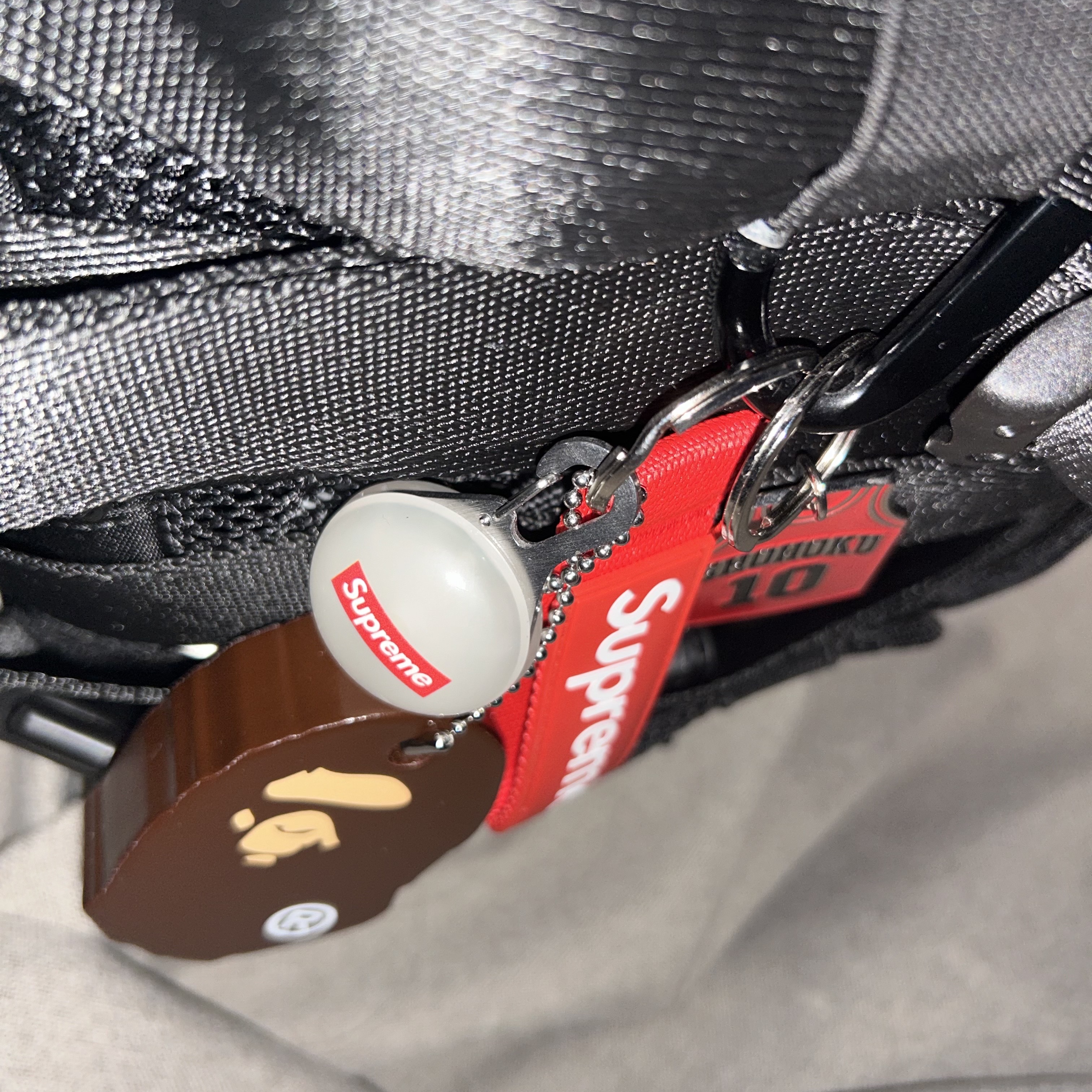 Supreme Spotlight Keychain Clear - 19SS, Supreme Webbing Keychain Red - 23SS 착용 스타일