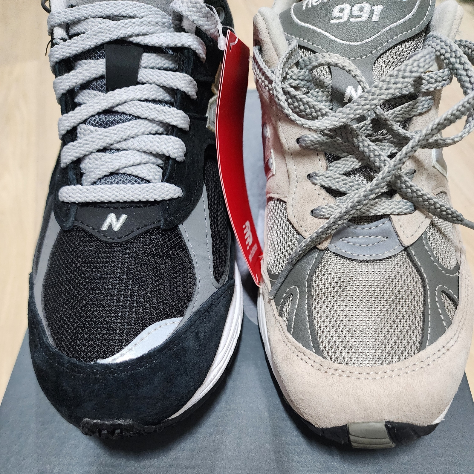 New Balance 2002R Gore-Tex Black Silver Metalic, New Balance 991 Made in UK Grey 착용 스타일 - 2