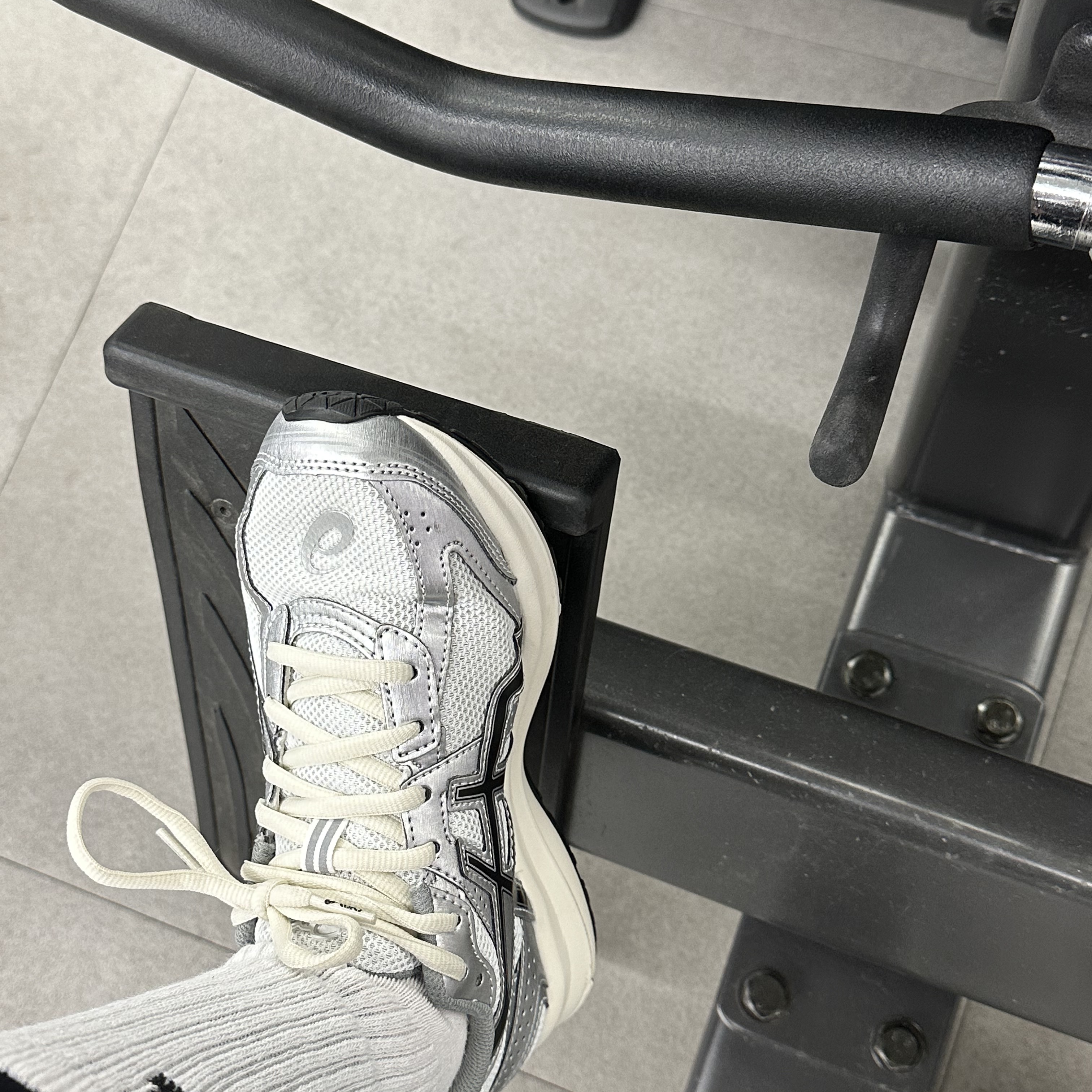 Asics Jog 100 S White Black - 2E Wide 착용 스타일