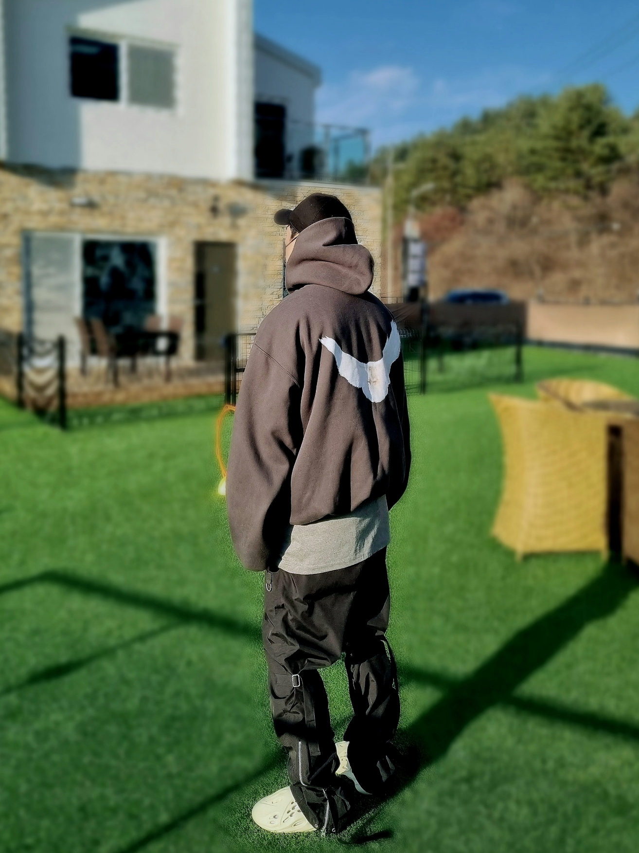 Yeezy Gap Engineered By Balenciaga Dove Hoodie Black 착용 스타일