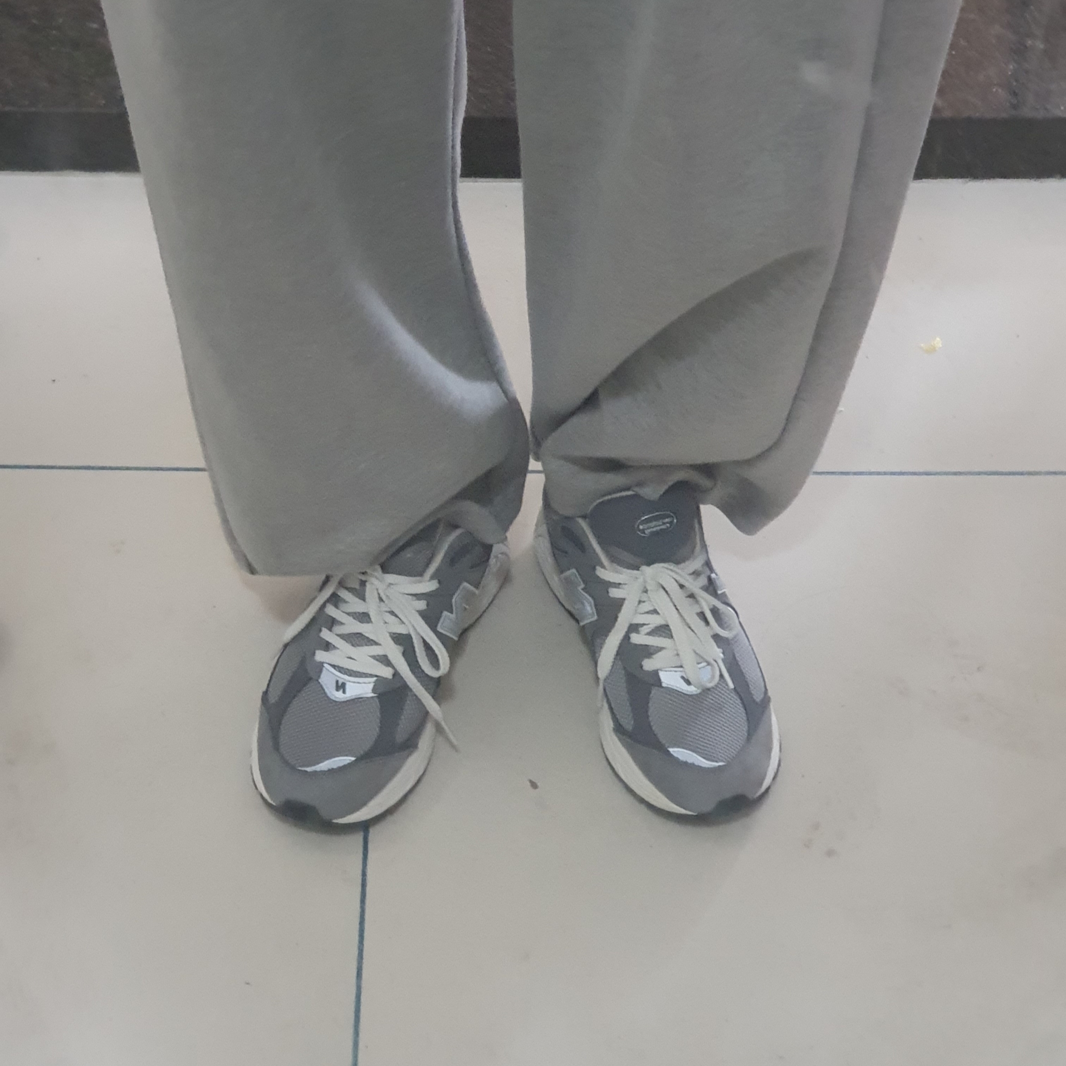 New Balance 2002R Premium Vintage Grey 착용 스타일