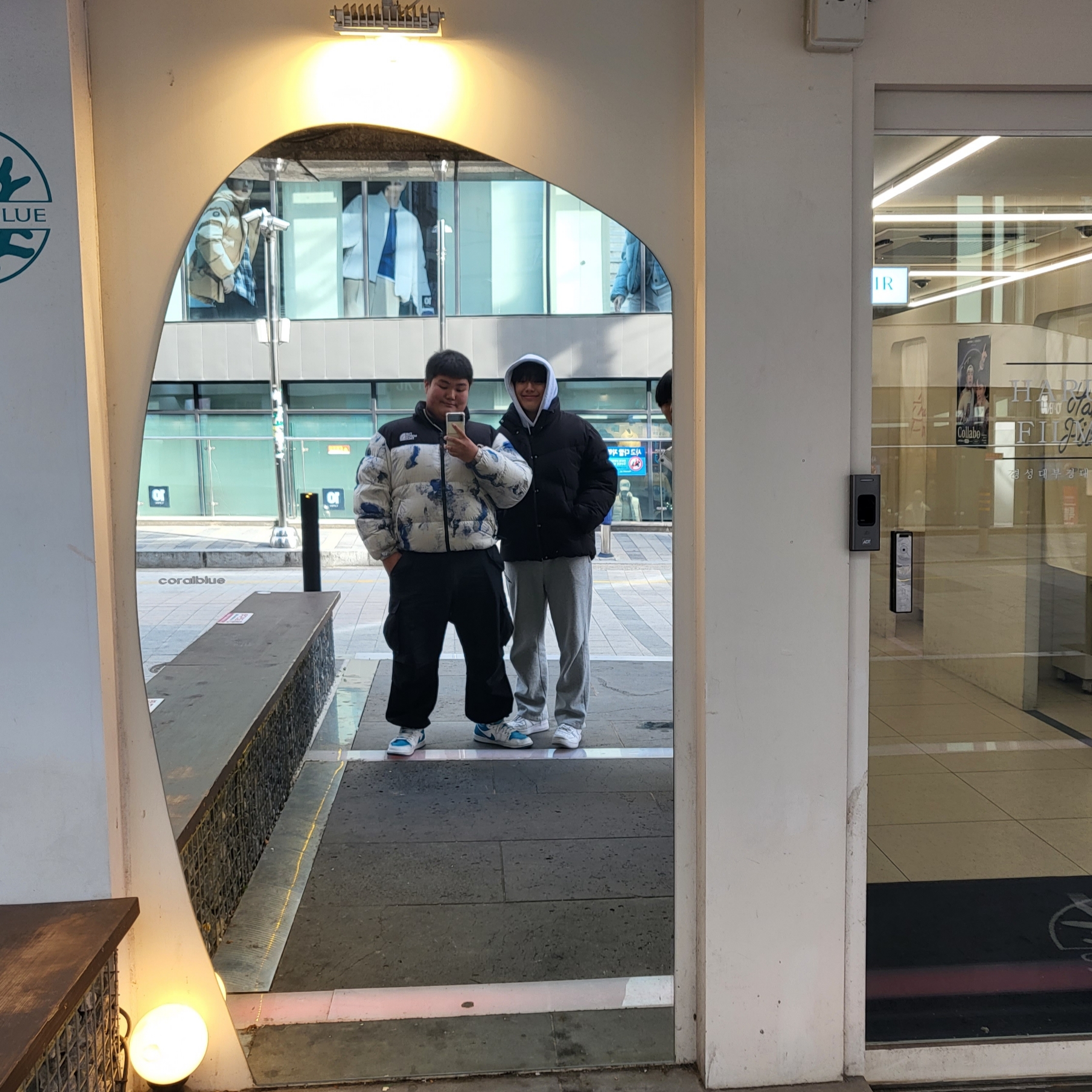 The North Face White Label Novelty Nuptse Down Jacket P White Sand, Stone Island 313L1 Stretch Broken Twill Cotton Garment Dyed Old Effect Cargo Pants Black - 23FW 착용 스타일