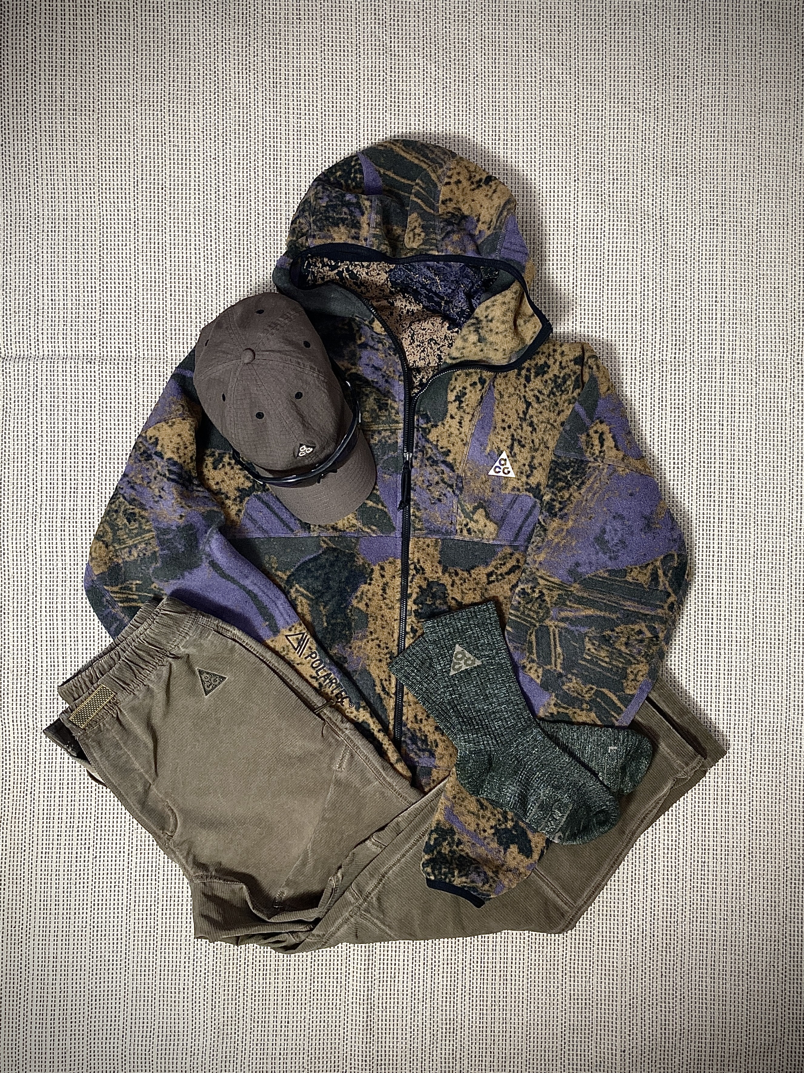 Nike ACG Heritage 86 Cap Ironstone, Nike ACG Therma-Fit Wolf Tree Fleece Allover Print Full zip Hoodie Canyon Purple Black- Asia 착용 스타일 - 3
