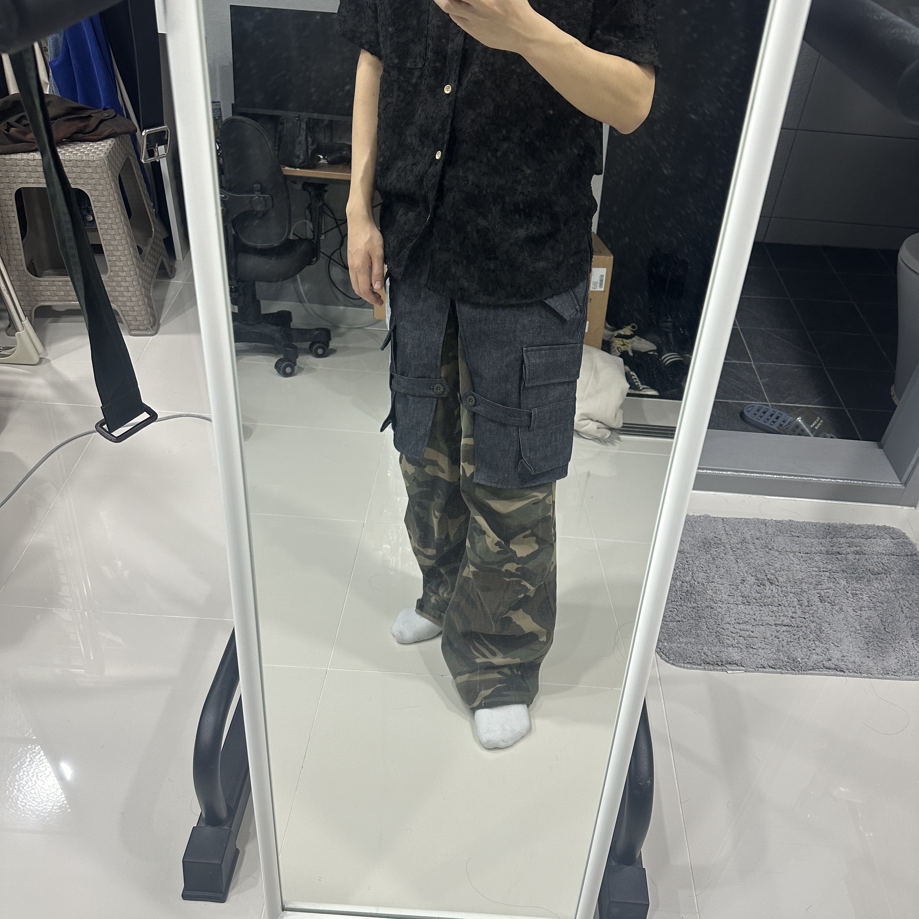 [KREAM 단독] ADSB Andersson Bell Raptor Layered Cargo Pants Indigo Green 착용 스타일 - 1