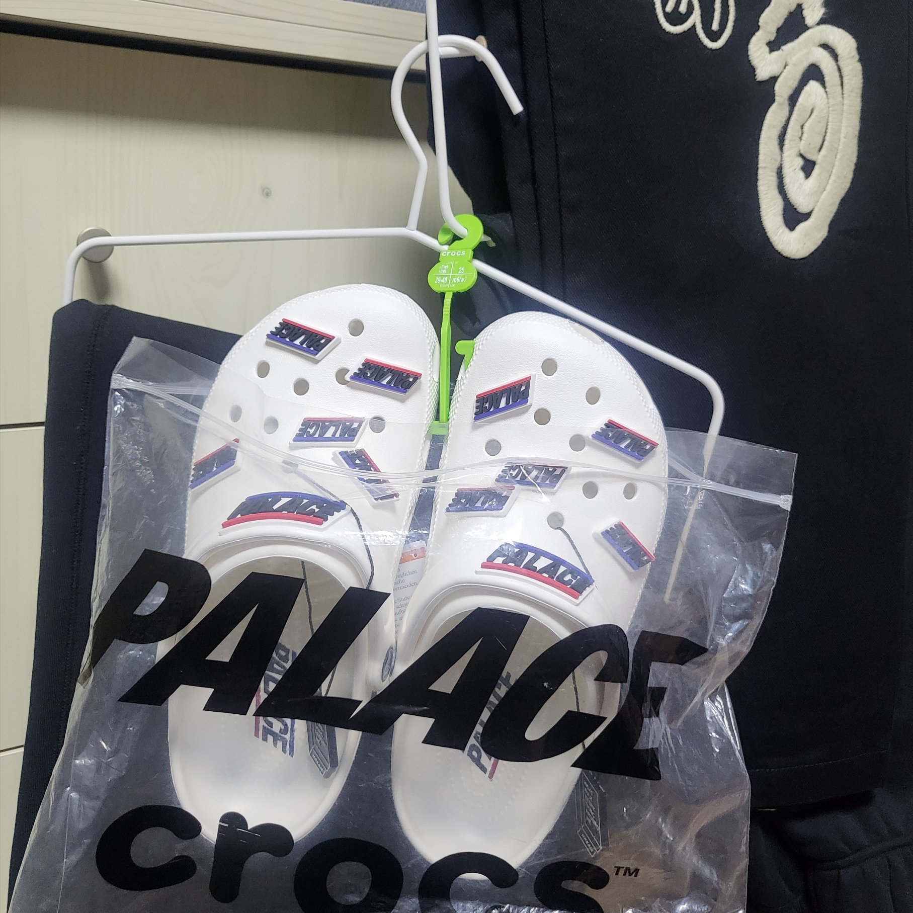 Crocs x Palace Classic Clog White, (W) Jordan 4 x Off-White Retro SP Sail 착용 스타일 - 2