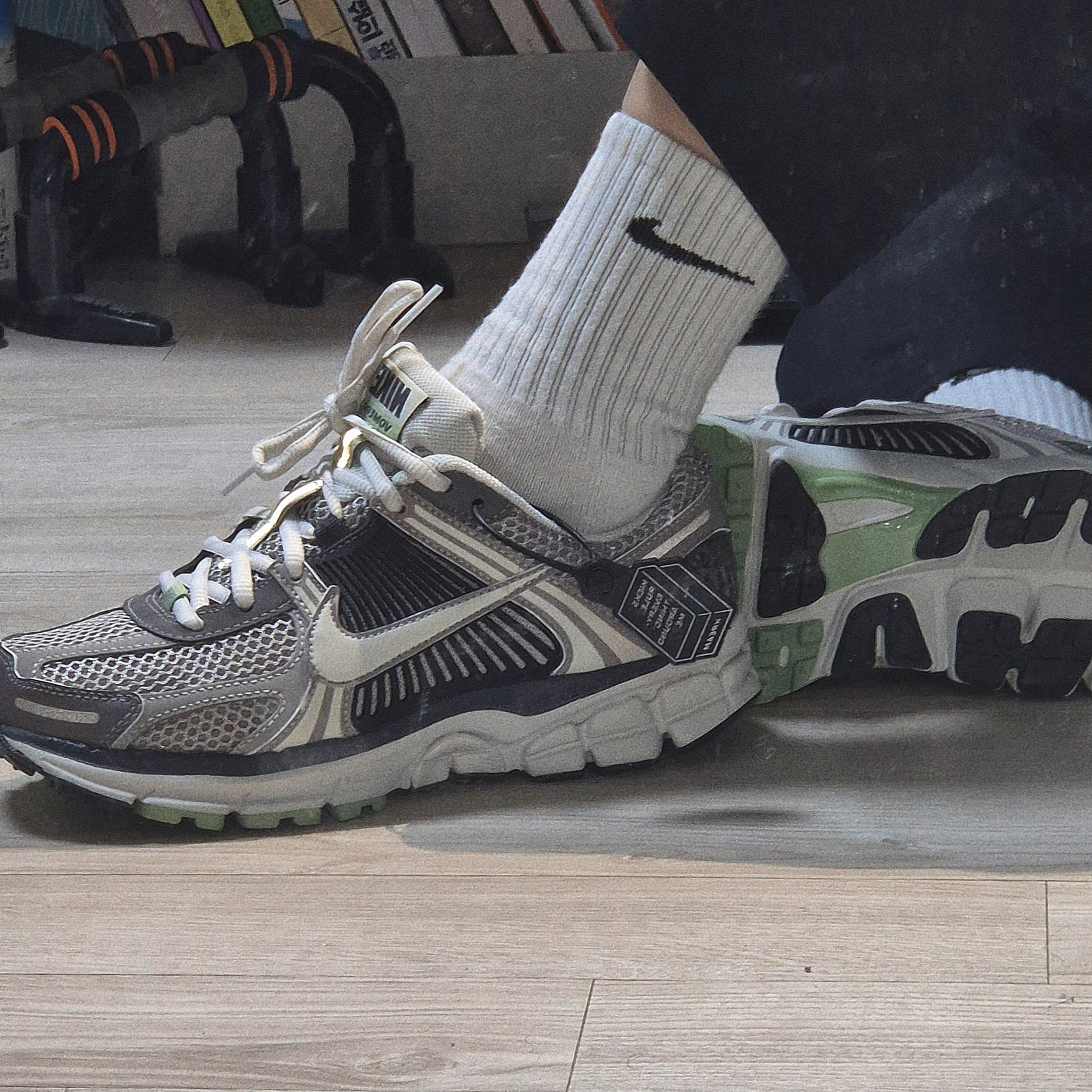 (W) Nike Zoom Vomero 5 Cobblestone and Flat Pewter 착용 스타일 - 1