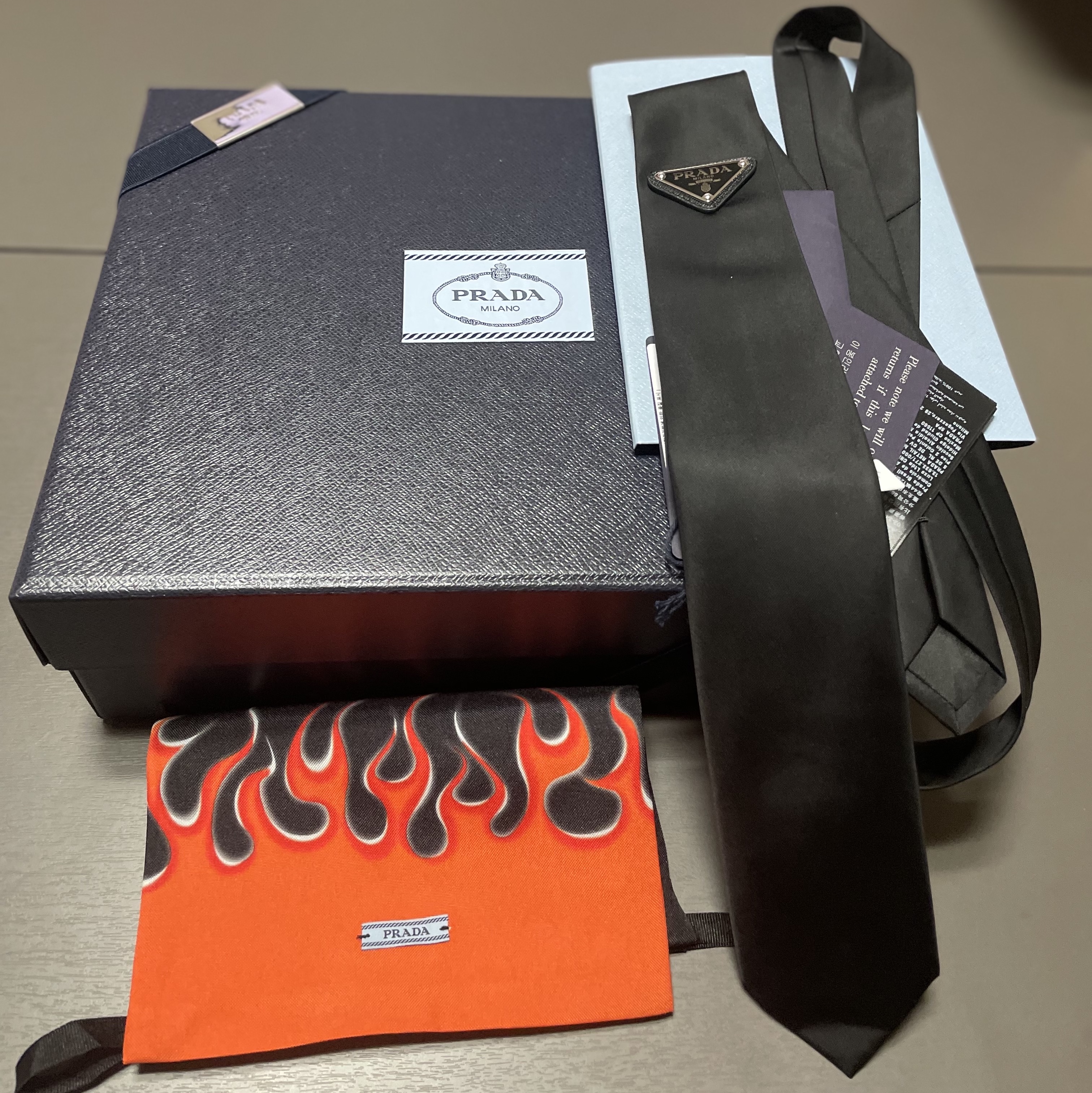 Prada Re-Nylon Gabardine Tie Black 착용 스타일