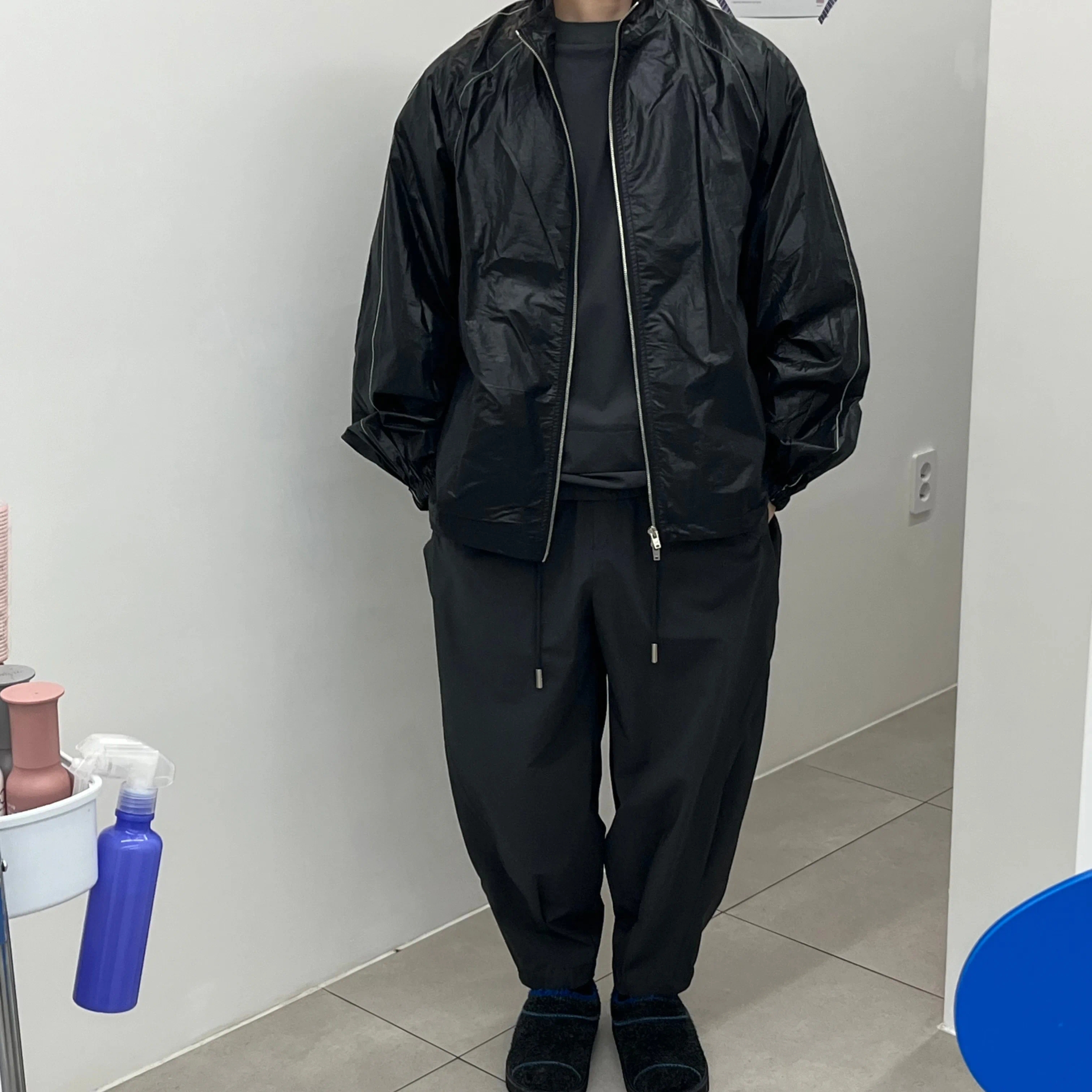 (W) Matin Kim Logo Coating Jumper Black 착용 스타일