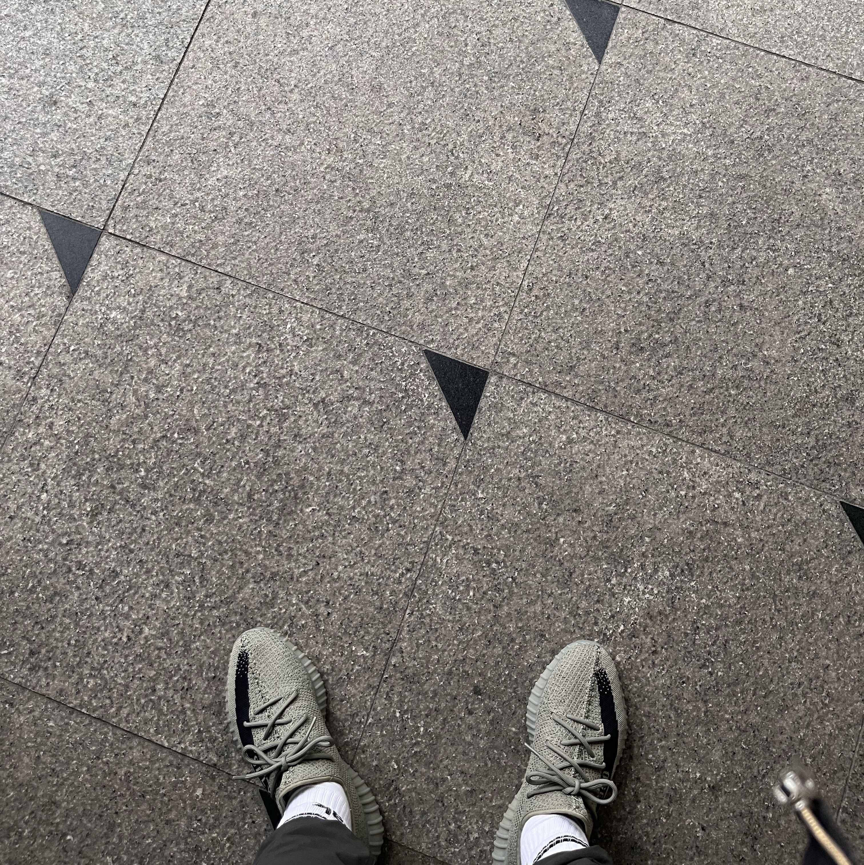 Adidas Yeezy Boost 350 V2 Granite Core Black 착용 스타일