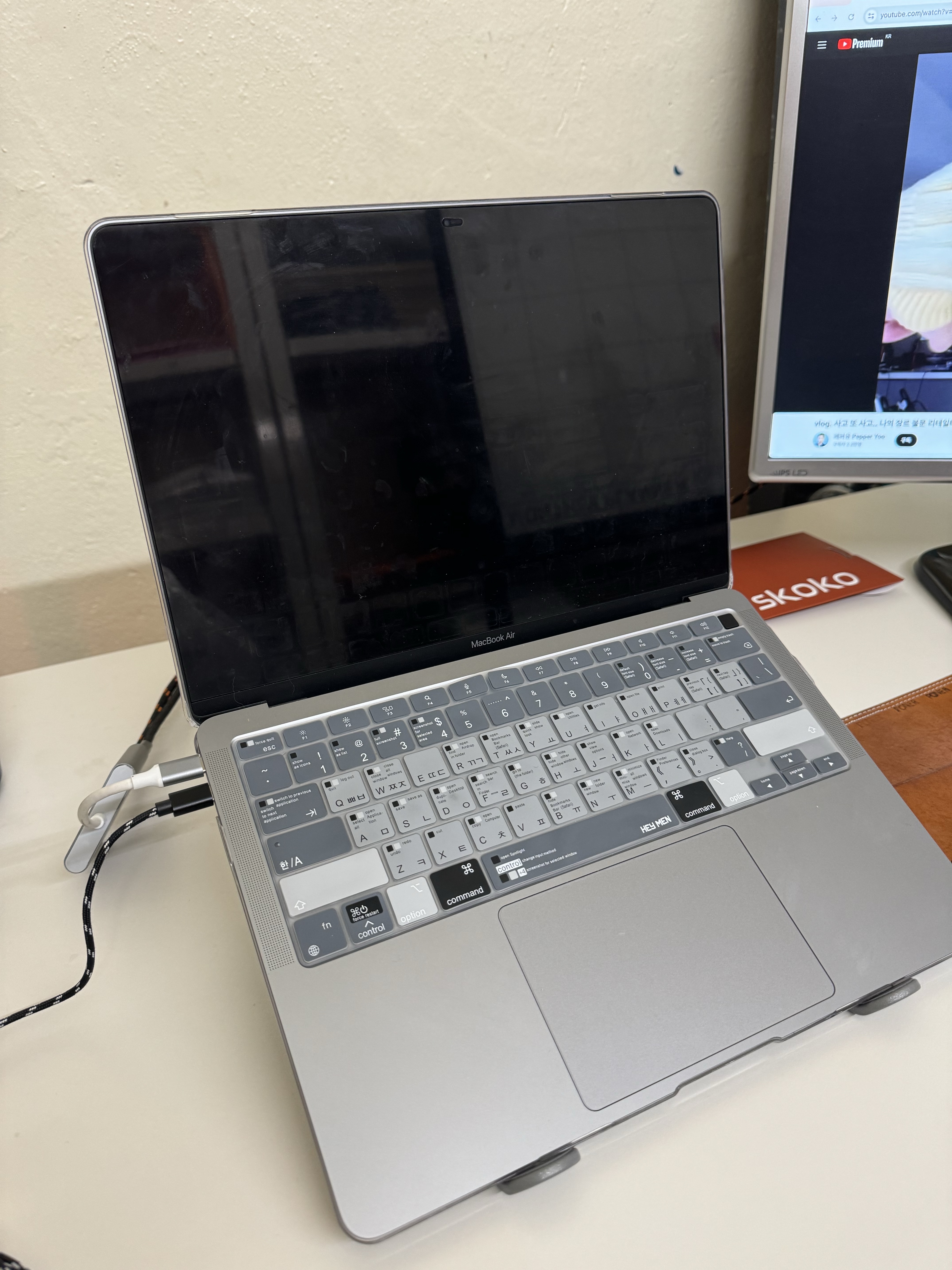 Apple 2020 MacBook Air 13 M1 256GB SSD / 8GB RAM Space Gray (Korean Ver.) 착용 스타일