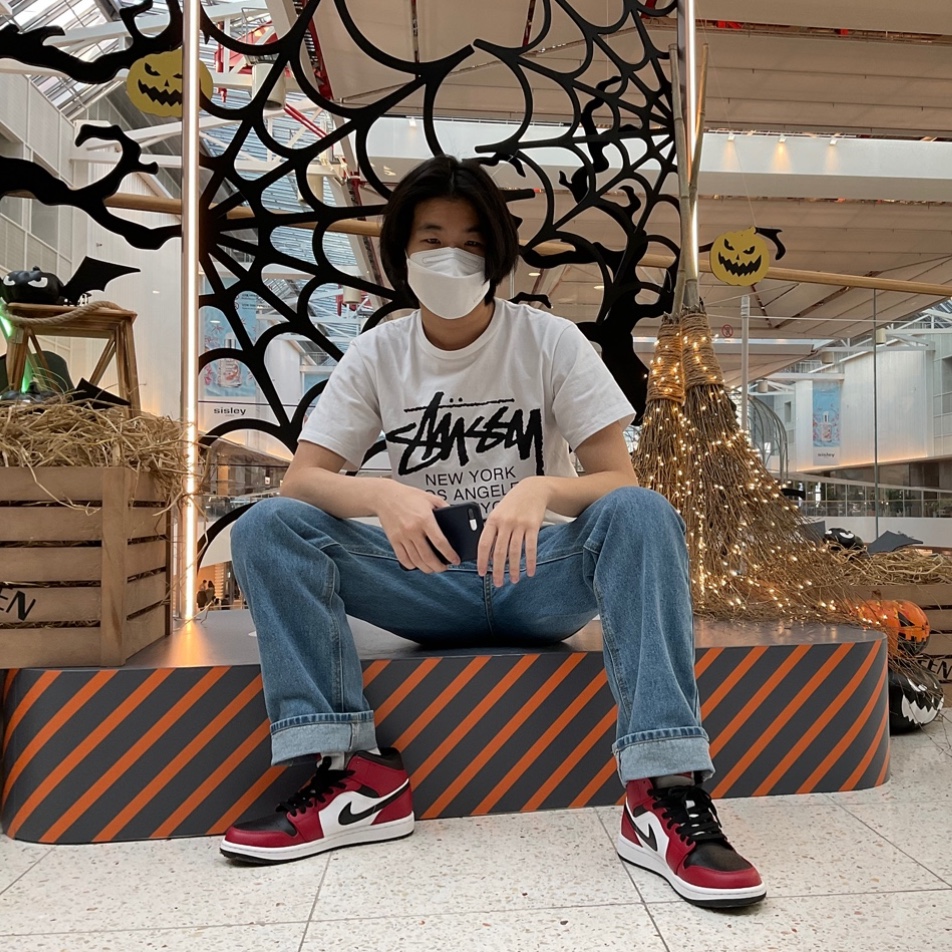 Jordan 1 Mid Chicago Black Toe, Stussy World Tour T-Shirt White 2023 착용 스타일