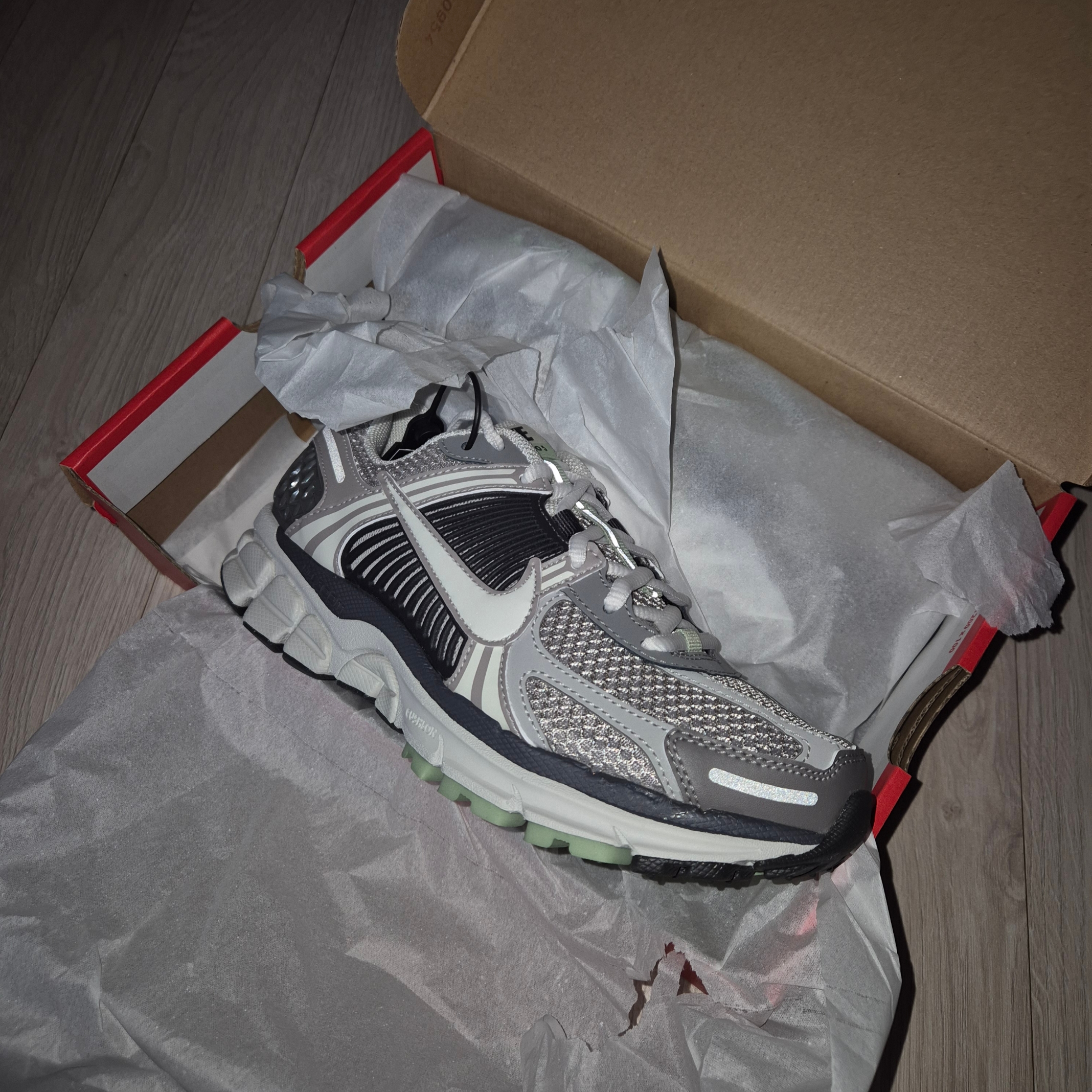 (W) Nike Zoom Vomero 5 Cobblestone and Flat Pewter 착용 스타일 - 2