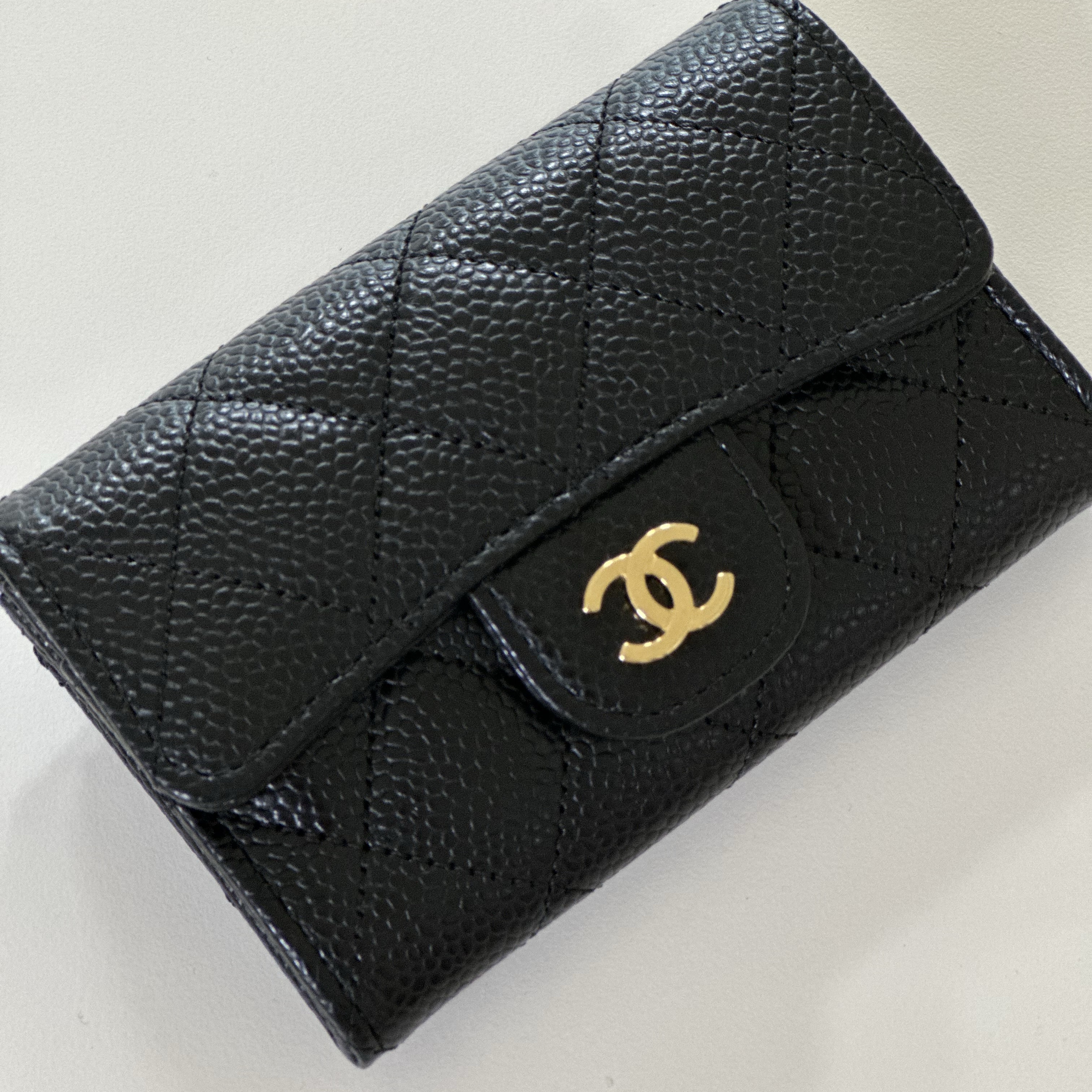 Chanel Classic Card Holder Grained Calfskin & Gold Black 착용 스타일