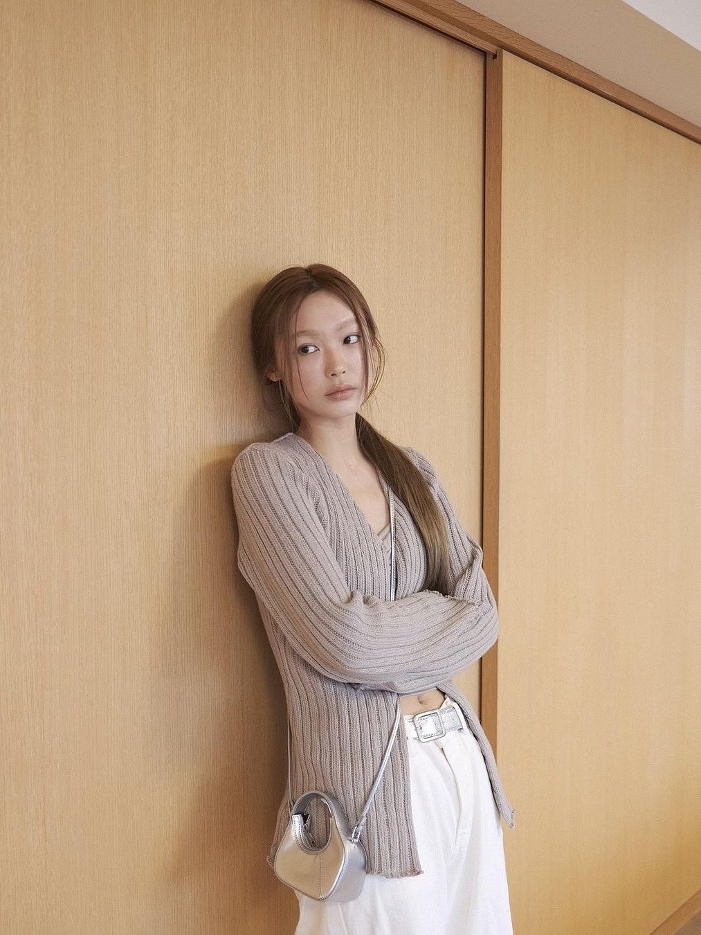 STUDIOTABLE Crepe Mini Bag White, STUDIOTABLE Crepe Mini Bag Silver 착용 스타일