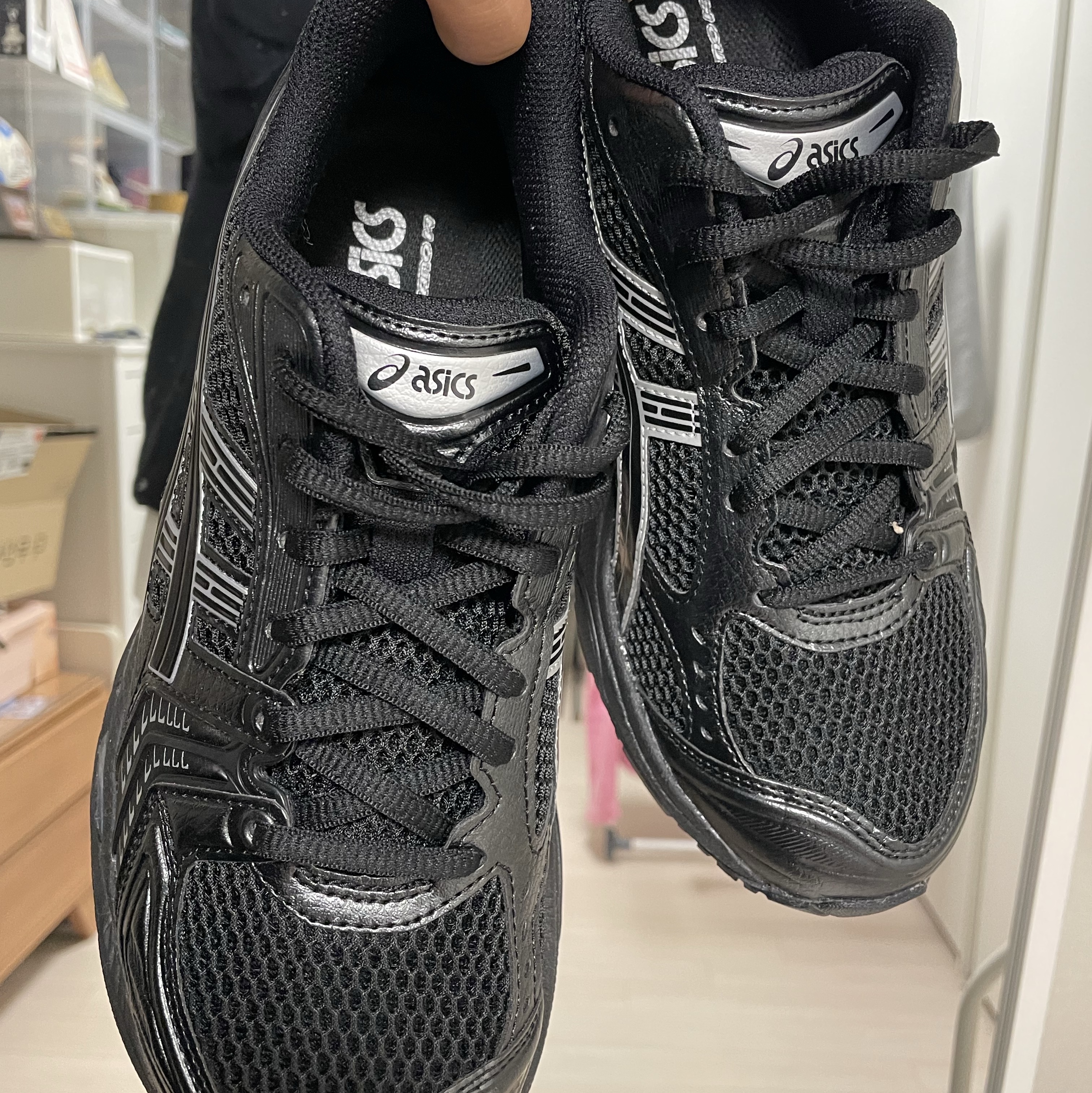 Asics Gel-Kayano 14 Black Pure Silver 착용 스타일 - 3