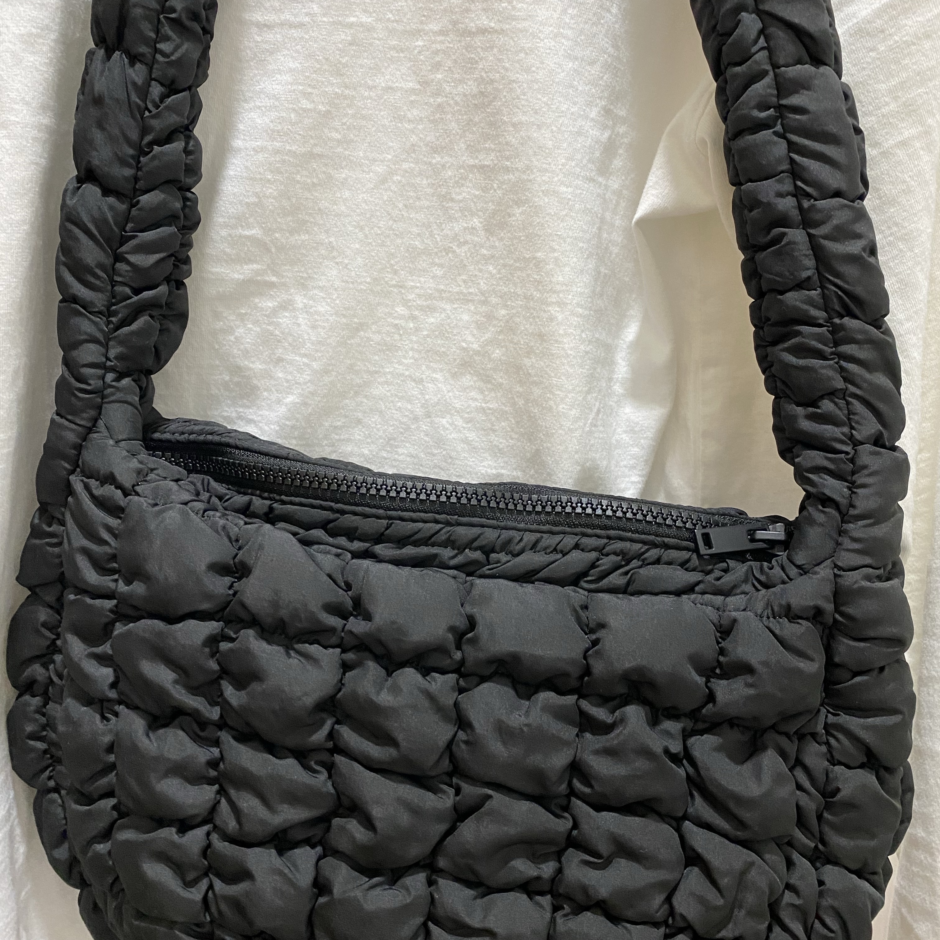COS Quilted Messenger Bag Black 착용 스타일 - 2