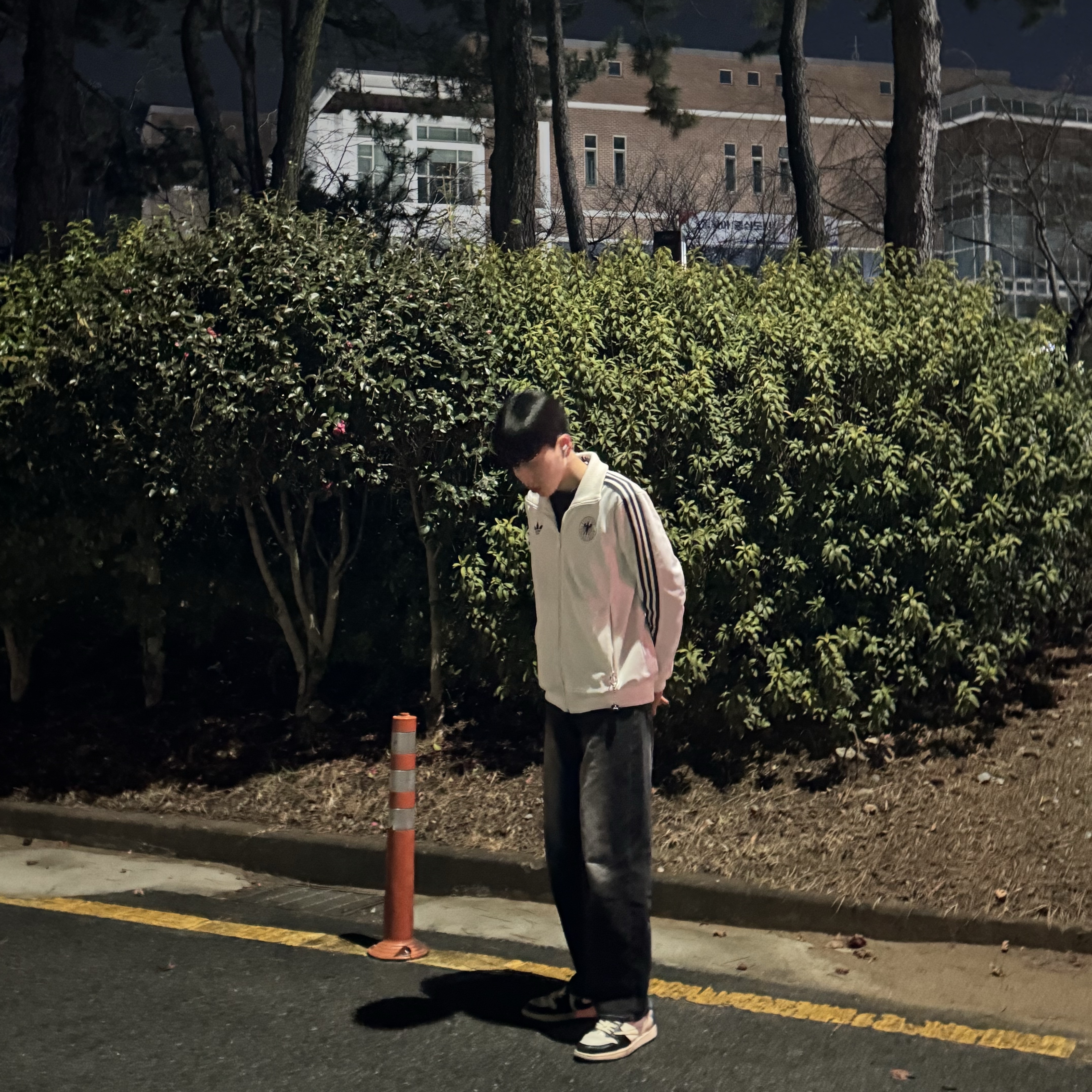 Jordan 1 x Travis Scott x Fragment Retro Low OG SP Military Blue, Stussy 8 Ball Keychain Black 착용 스타일 - 1