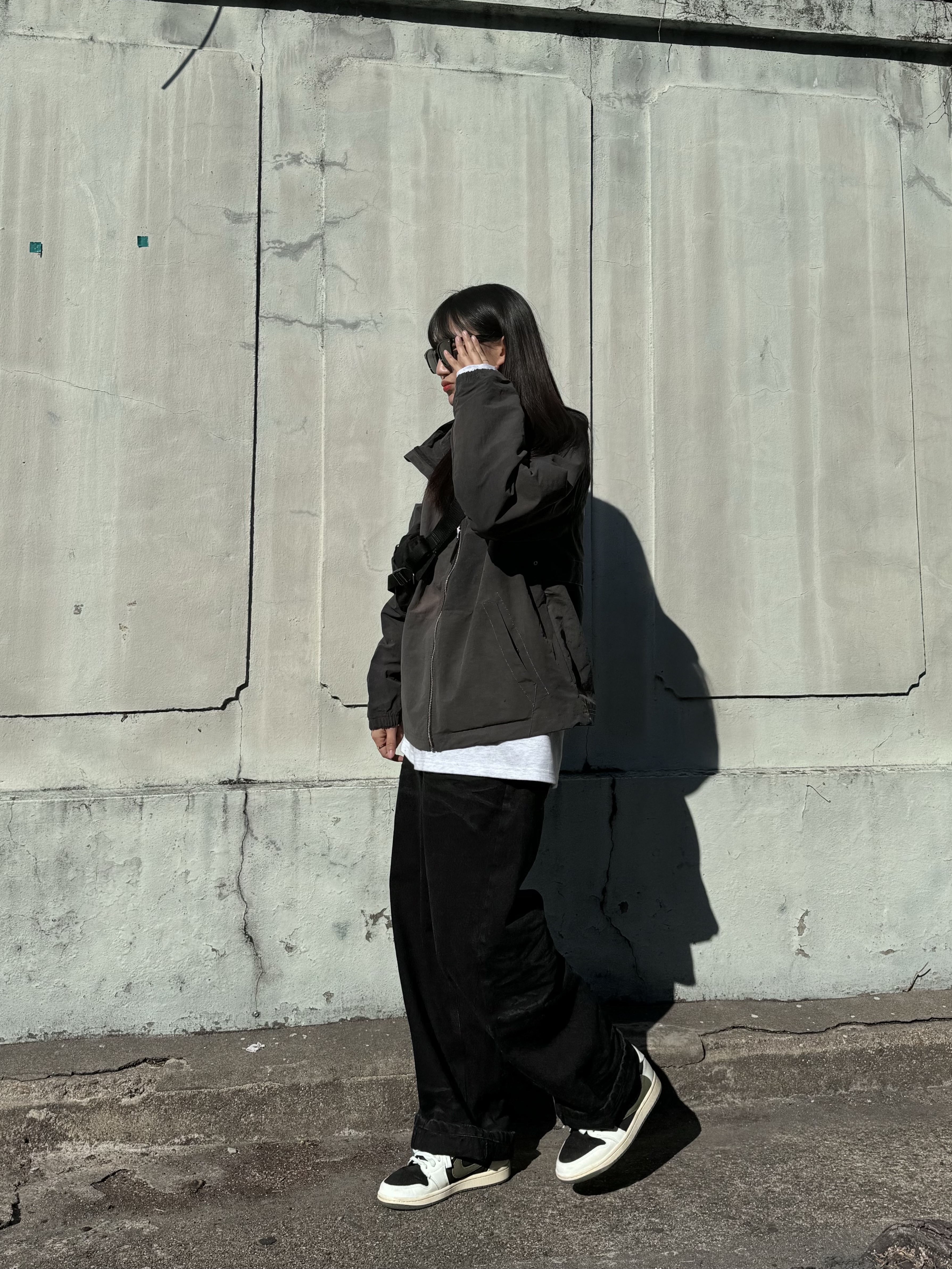 Stussy Wave Dye Beach Shell Jacket Black, (W) Jordan 1 x Travis Scott Retro Low OG SP Medium Olive 착용 스타일 - 1