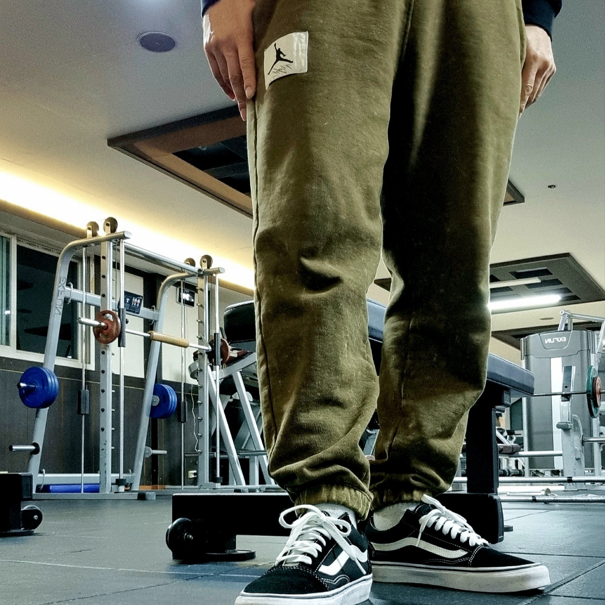 Vans Vault OG Old Skool LX Black, Jordan Essential Statement Fleece Pants Light Olive - Asia 착용 스타일 - 1