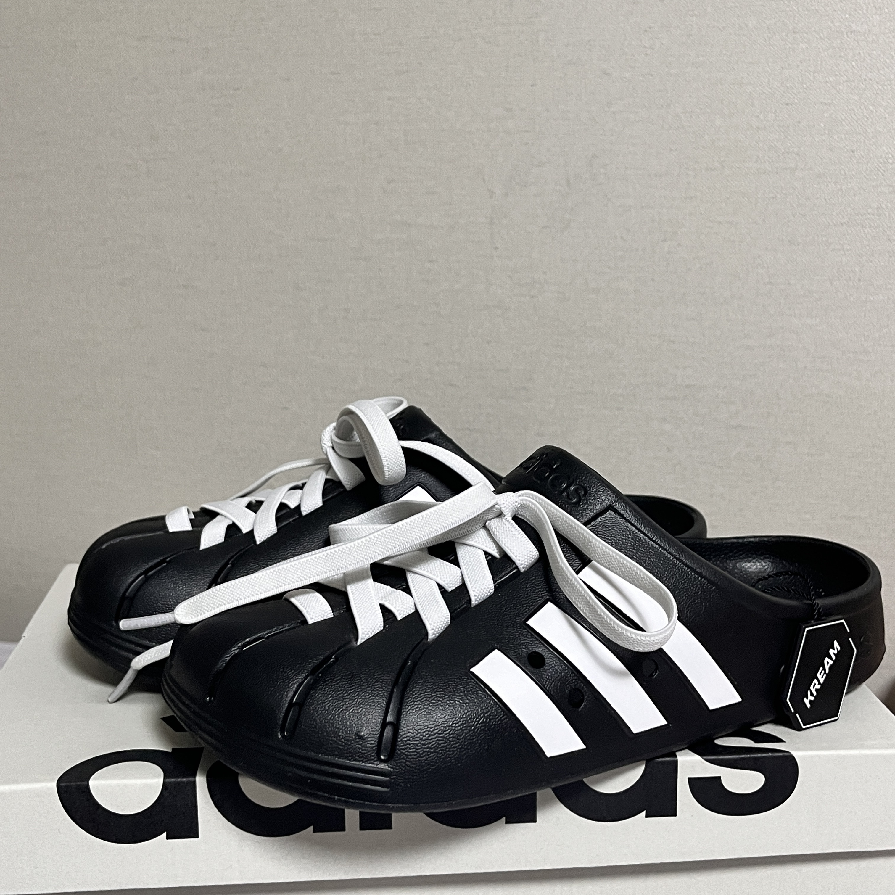 Adidas Adilette Clog Black White 착용 스타일 - 1
